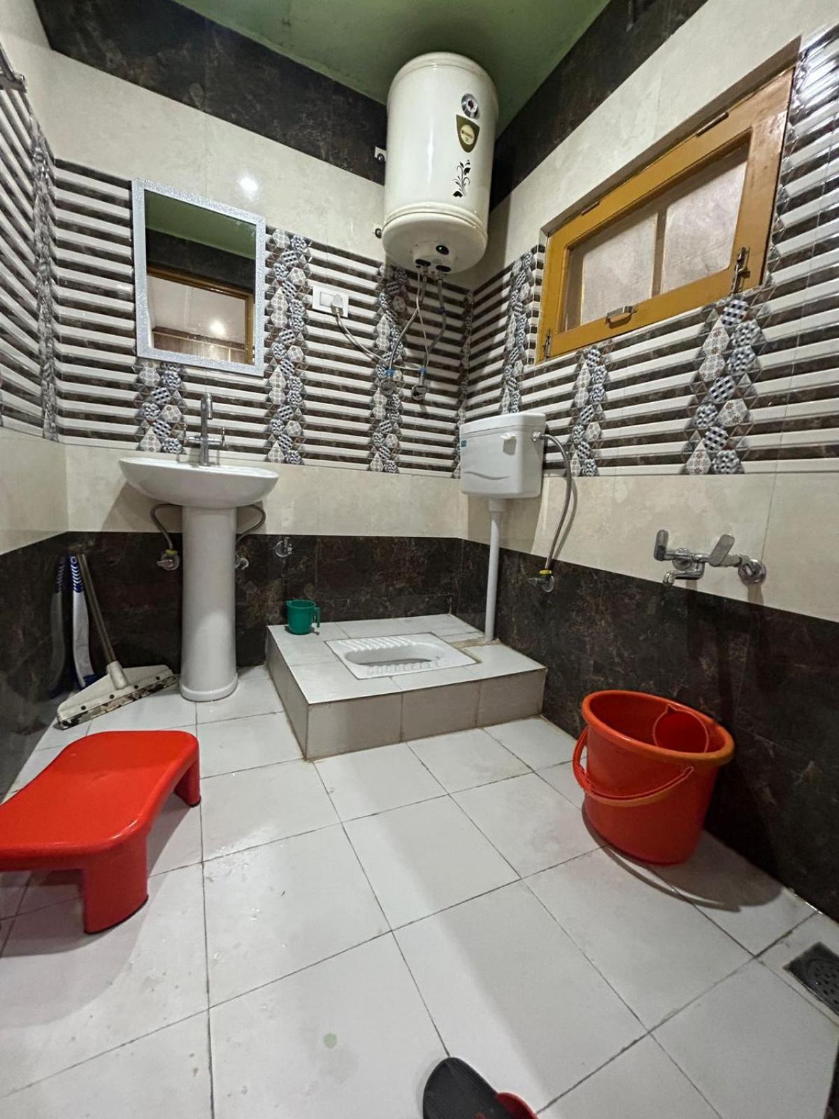 Reshi Hotel Srinagar (Jammu and Kashmir)