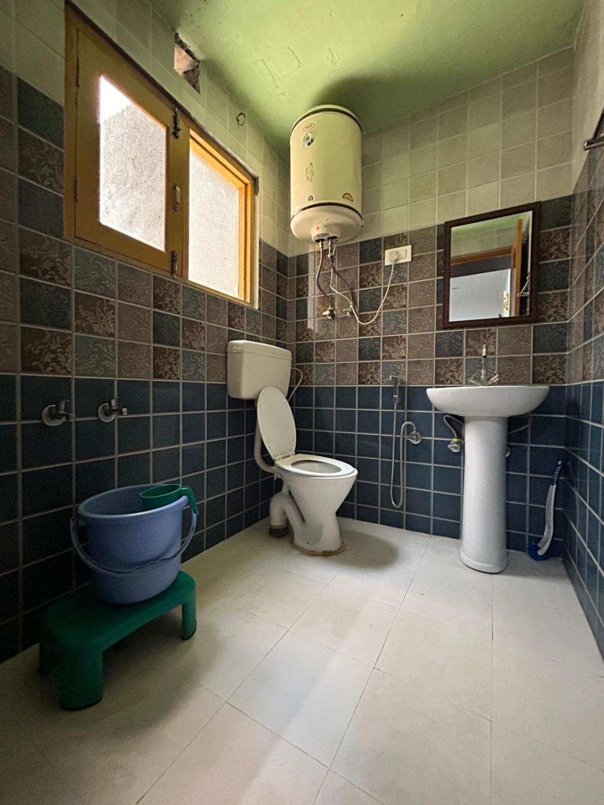 Hotel Reshi Srinagar (Jammu and Kashmir)