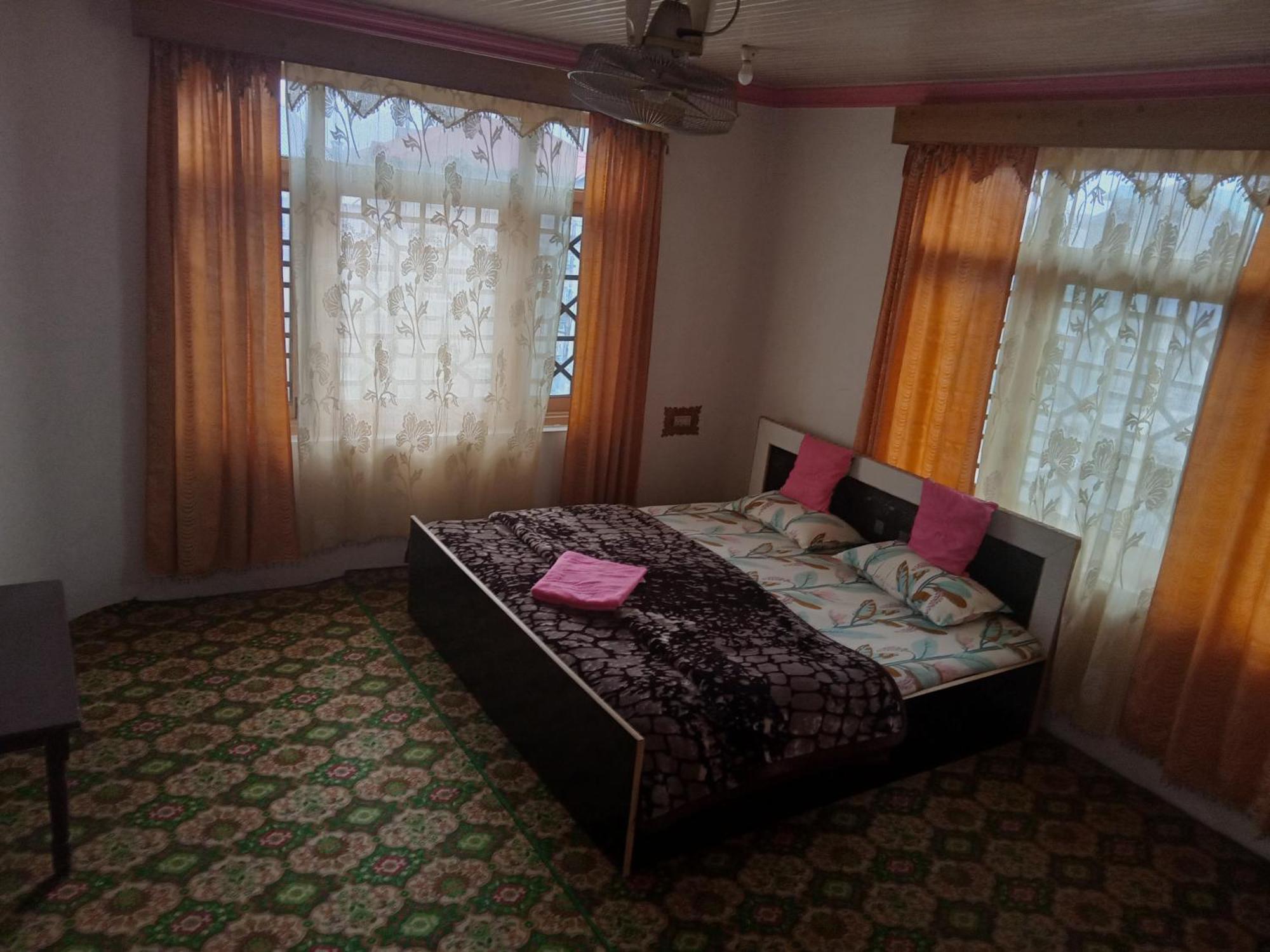 Hotel Grand Inayat Srinagar (Jammu and Kashmir)