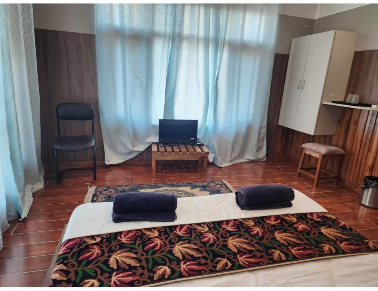 Palla's & Suites-resorts, Homestay Srinagar (Jammu and Kashmir)