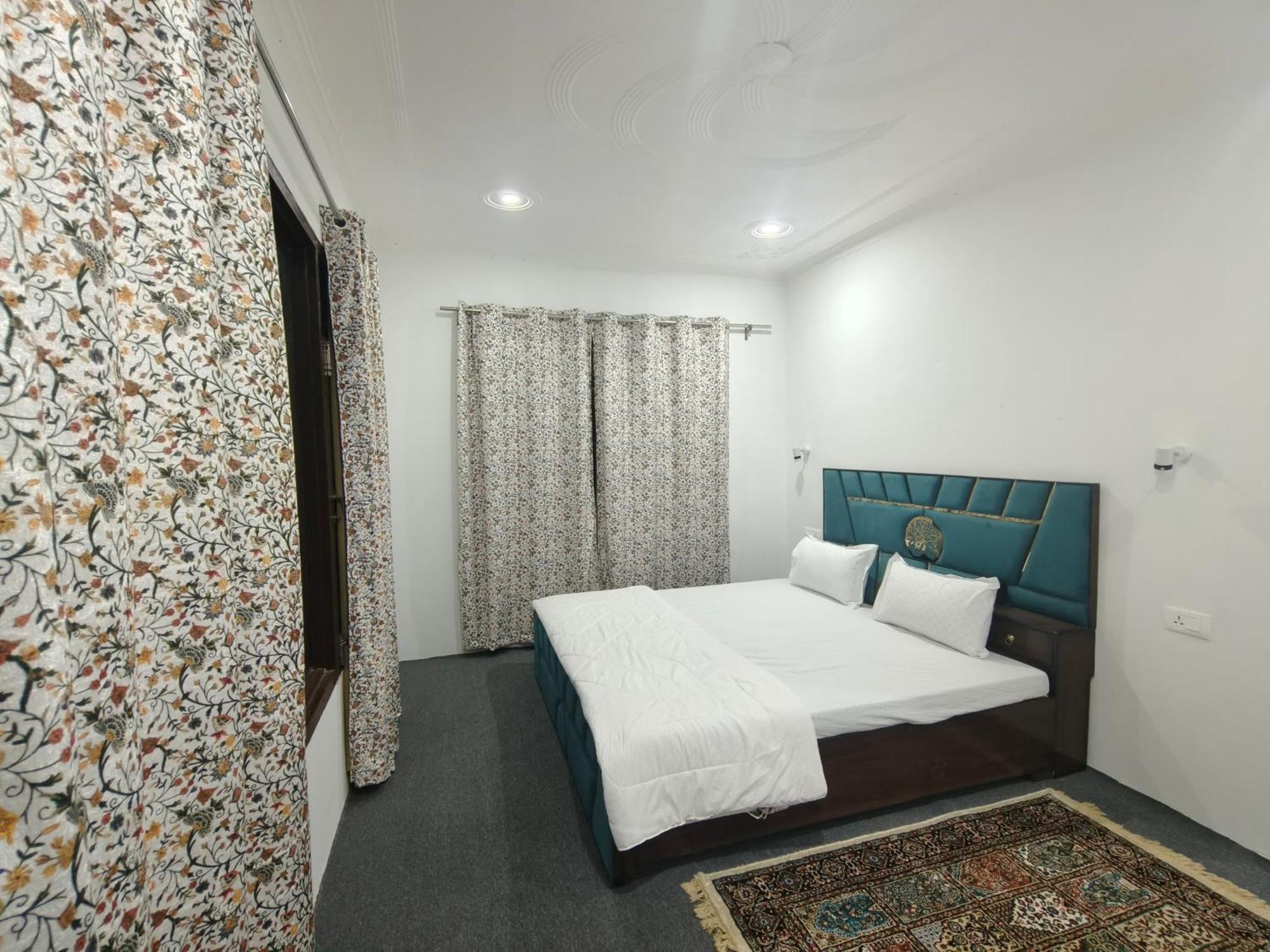 North Cliff Cafe & Retreat Lodge *