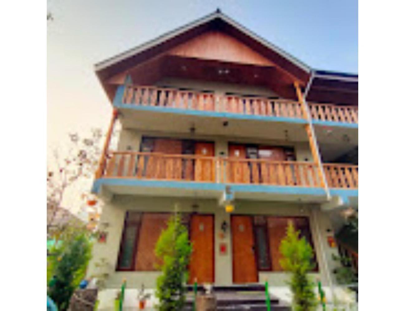 Homestay Taj Resort, *