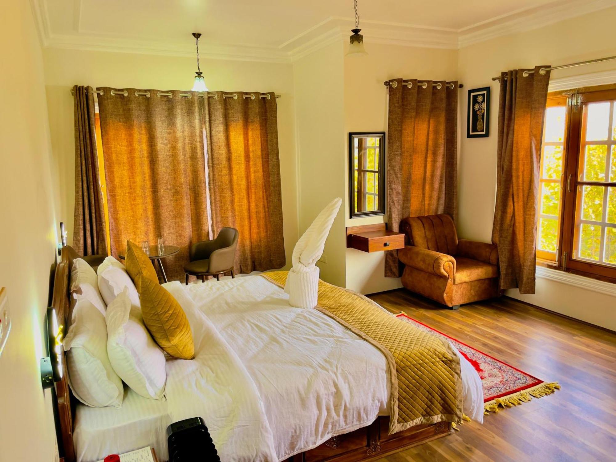 Hotel Gulberg By Pattern Srinagar (Jammu and Kashmir)