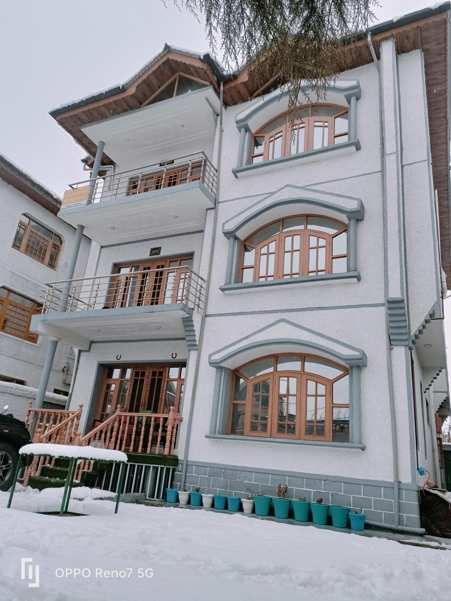 Moonshine Hostel Srinagar (Jammu and Kashmir)