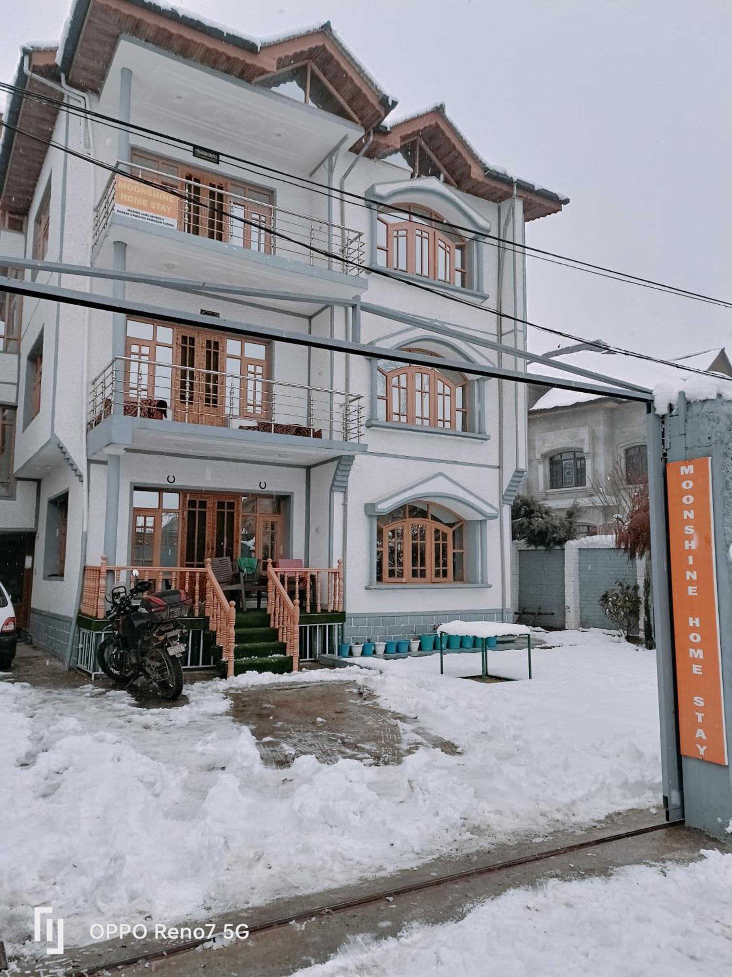 Hostel Moonshine *