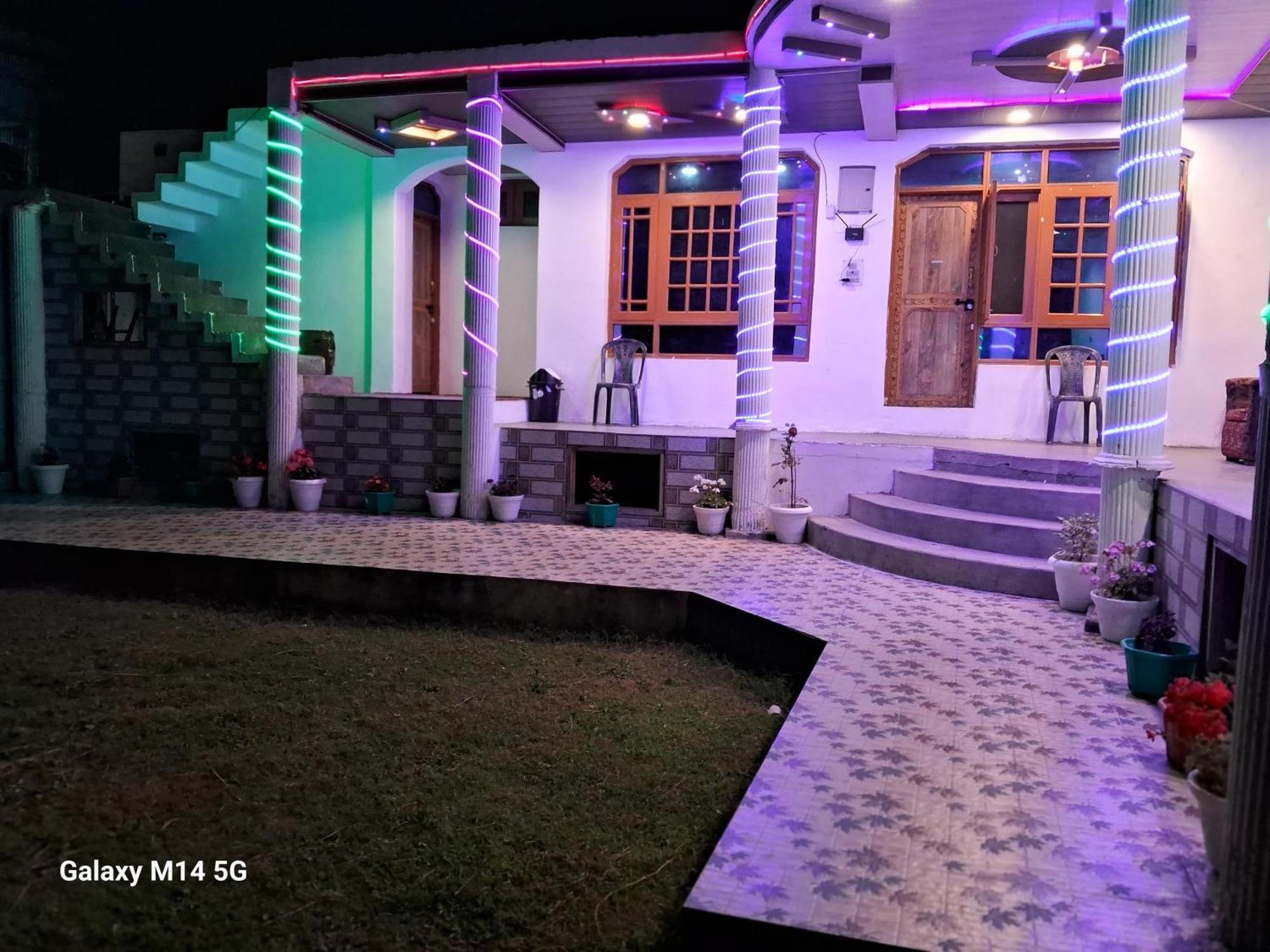 Guest house Young Bombay Srinagar (Jammu and Kashmir)