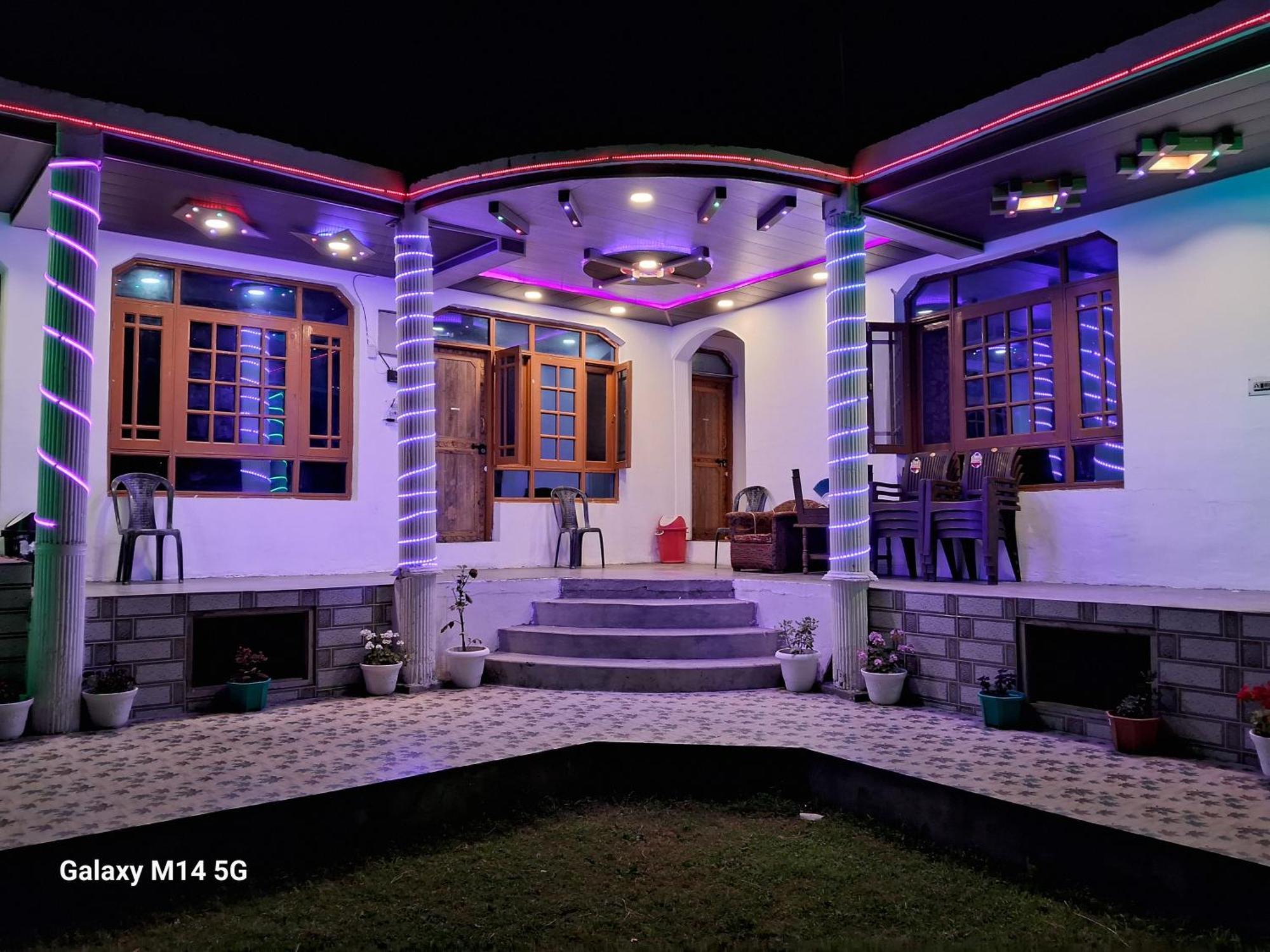 Guest house Young Bombay Srinagar (Jammu and Kashmir)