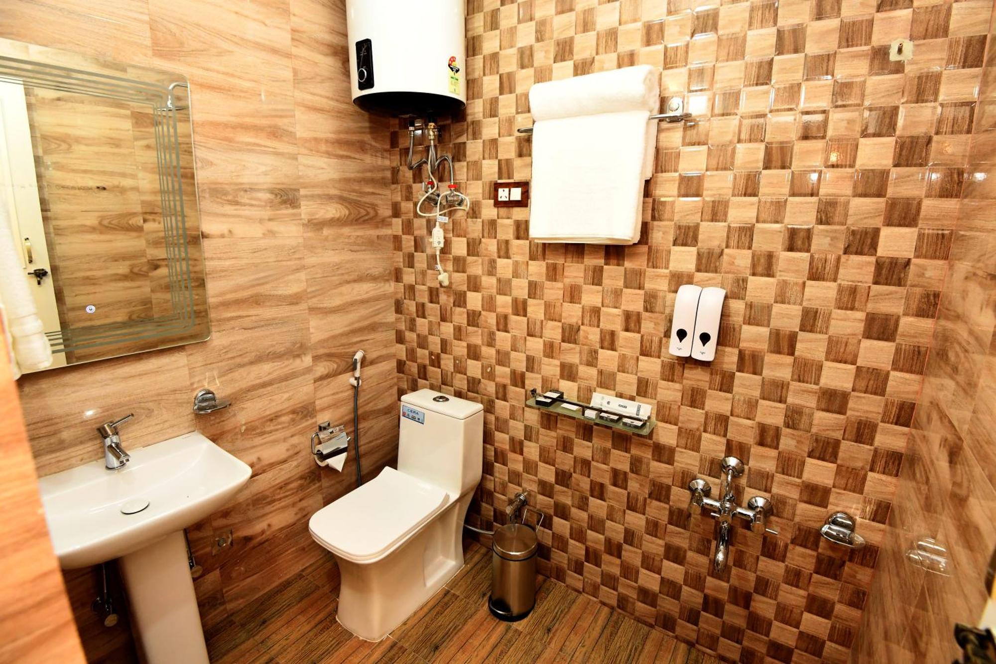 Hotel Jf - Near Airport Srinagar (Jammu and Kashmir)