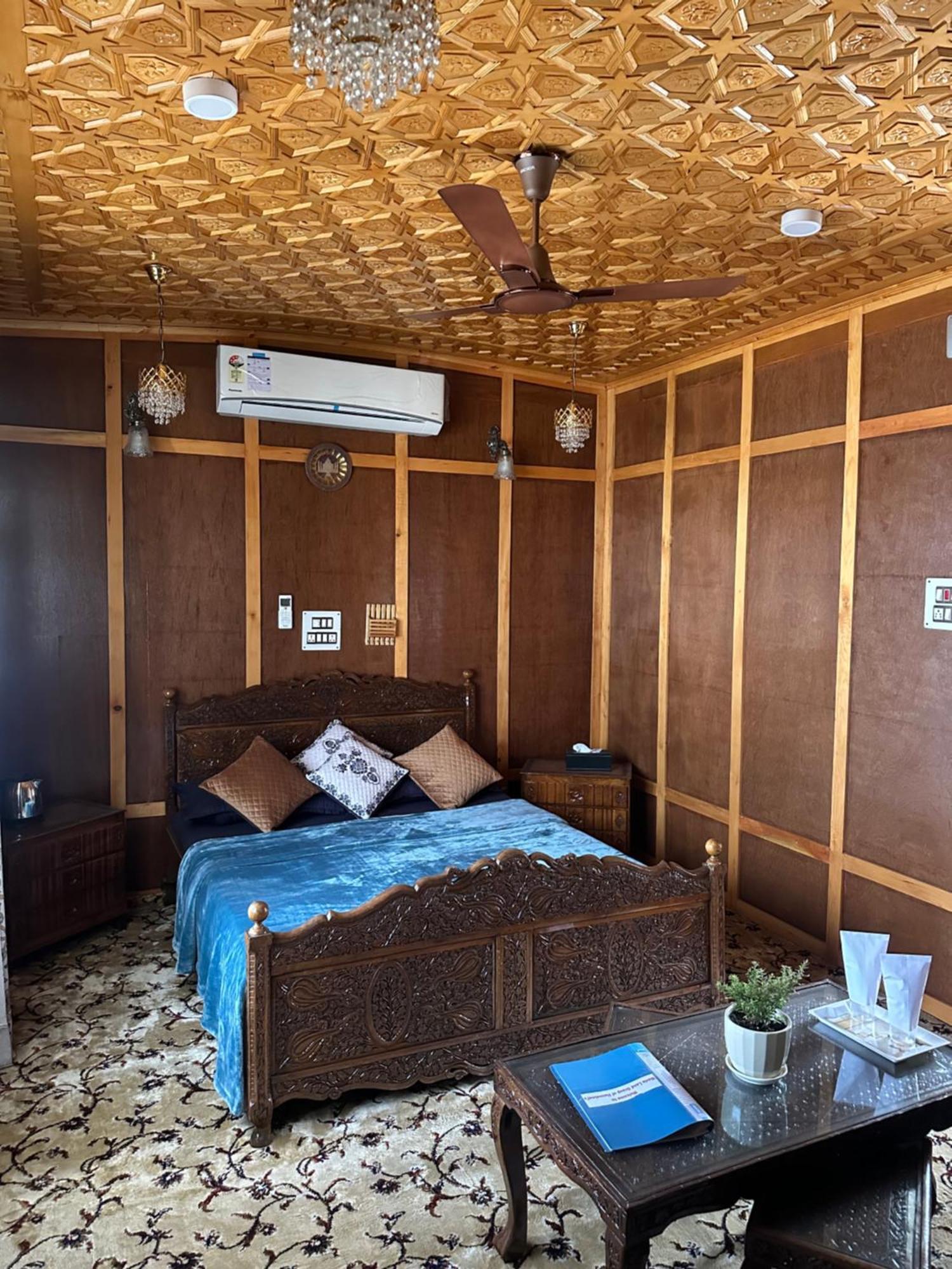 Hotel Movie Land Group Of House Boats Srinagar (Jammu and Kashmir)
