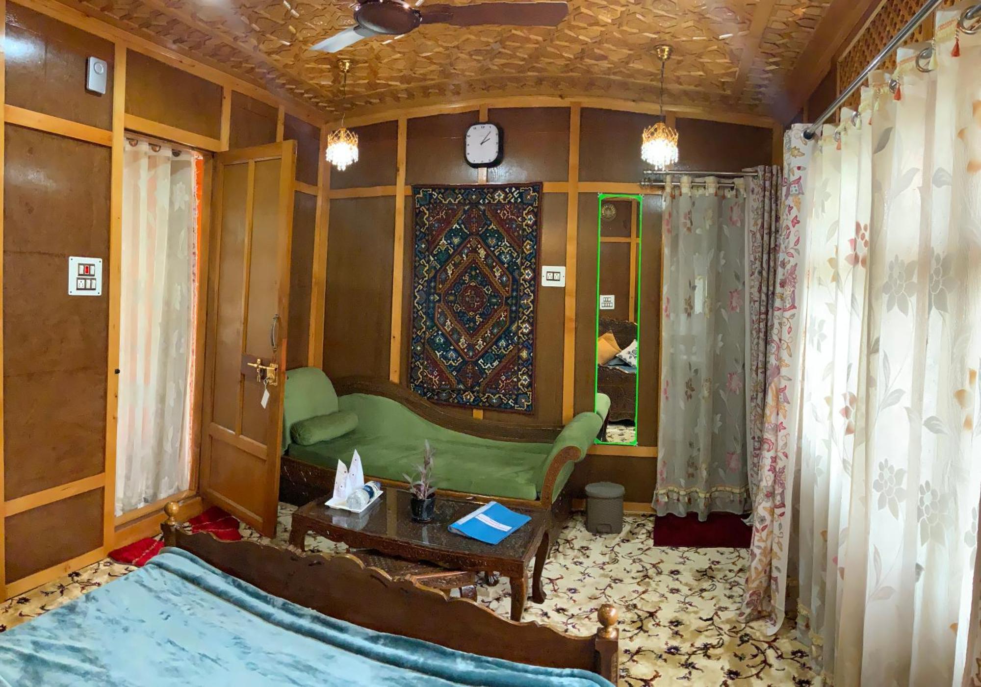 Movie Land Group Of House Boats Hotel