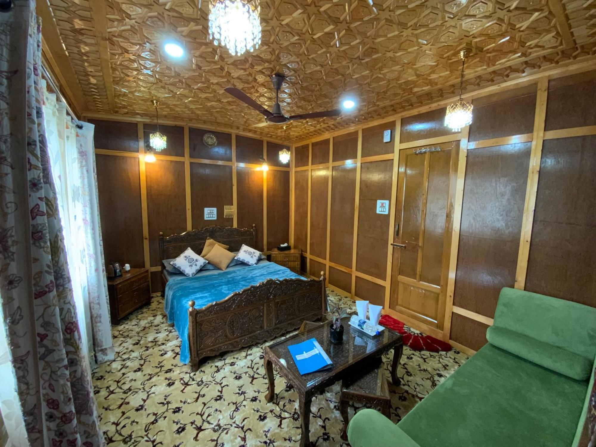 Movie Land Group Of House Boats 4*
