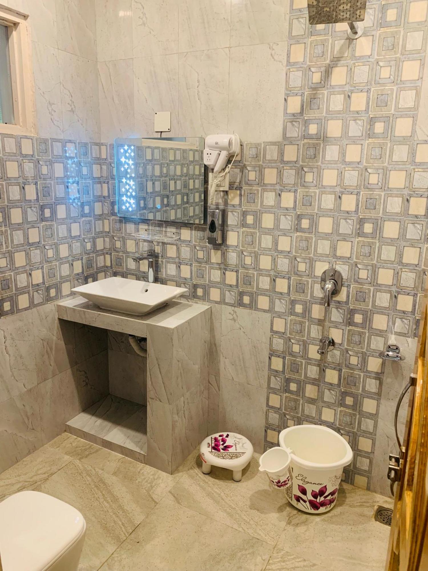 Hotel Faizzy Residency Srinagar (Jammu and Kashmir)