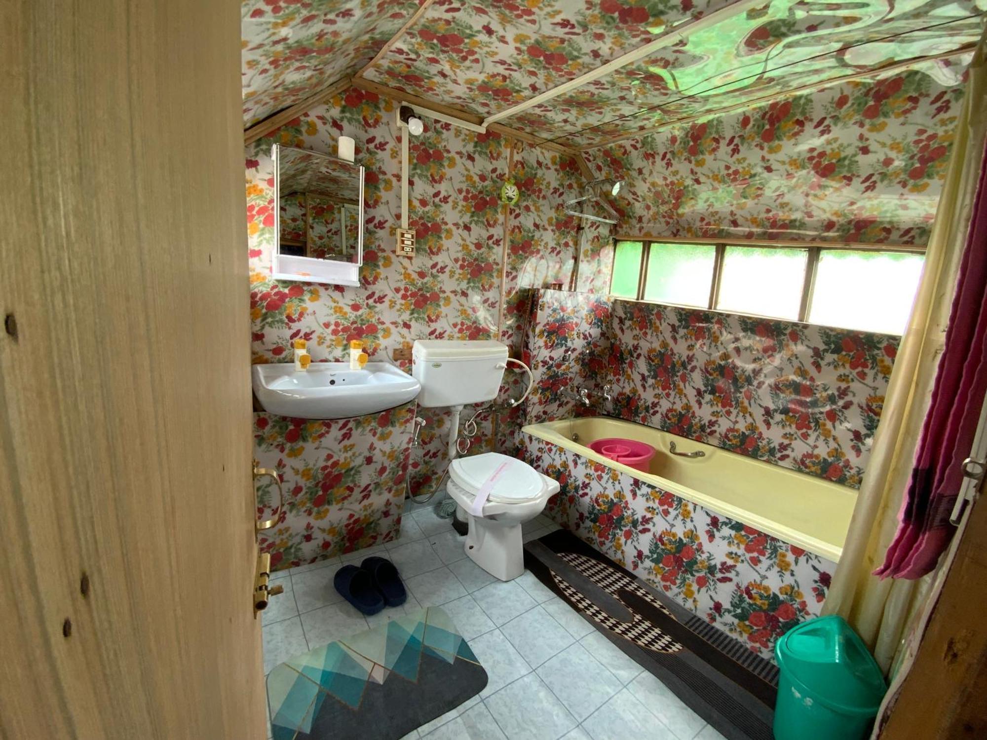 Hotel Movie Land Group Of House Boats Srinagar (Jammu and Kashmir)