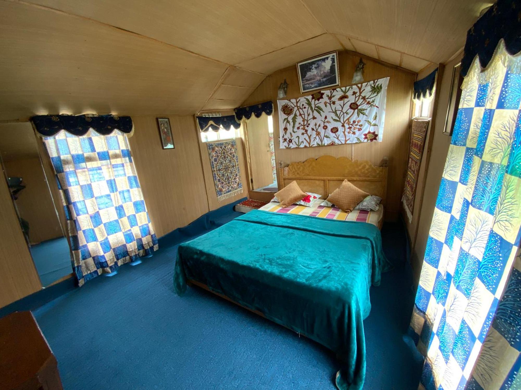 Movie Land Group Of House Boats