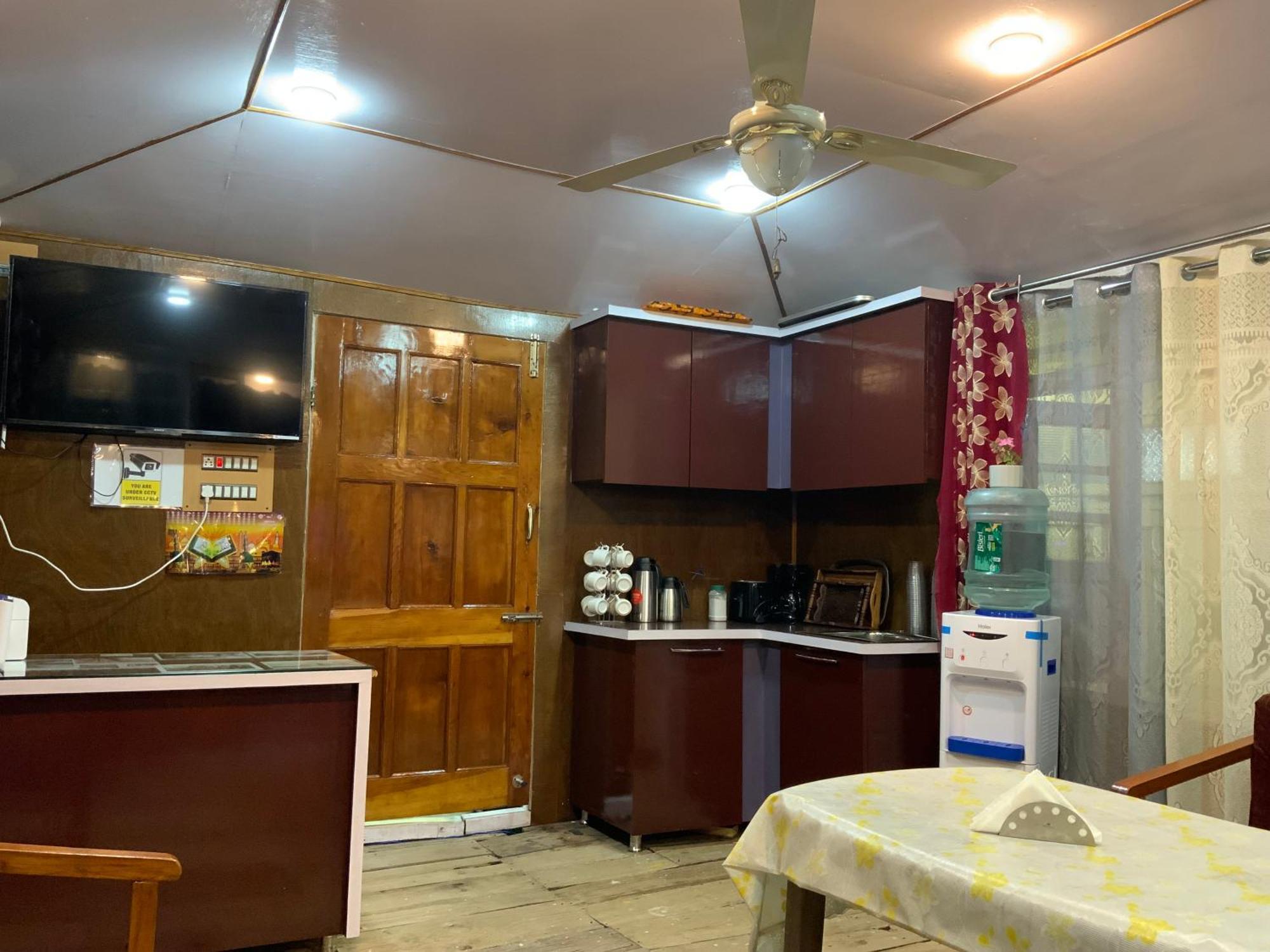 Movie Land Group Of House Boats Hotel Srinagar (Jammu and Kashmir)