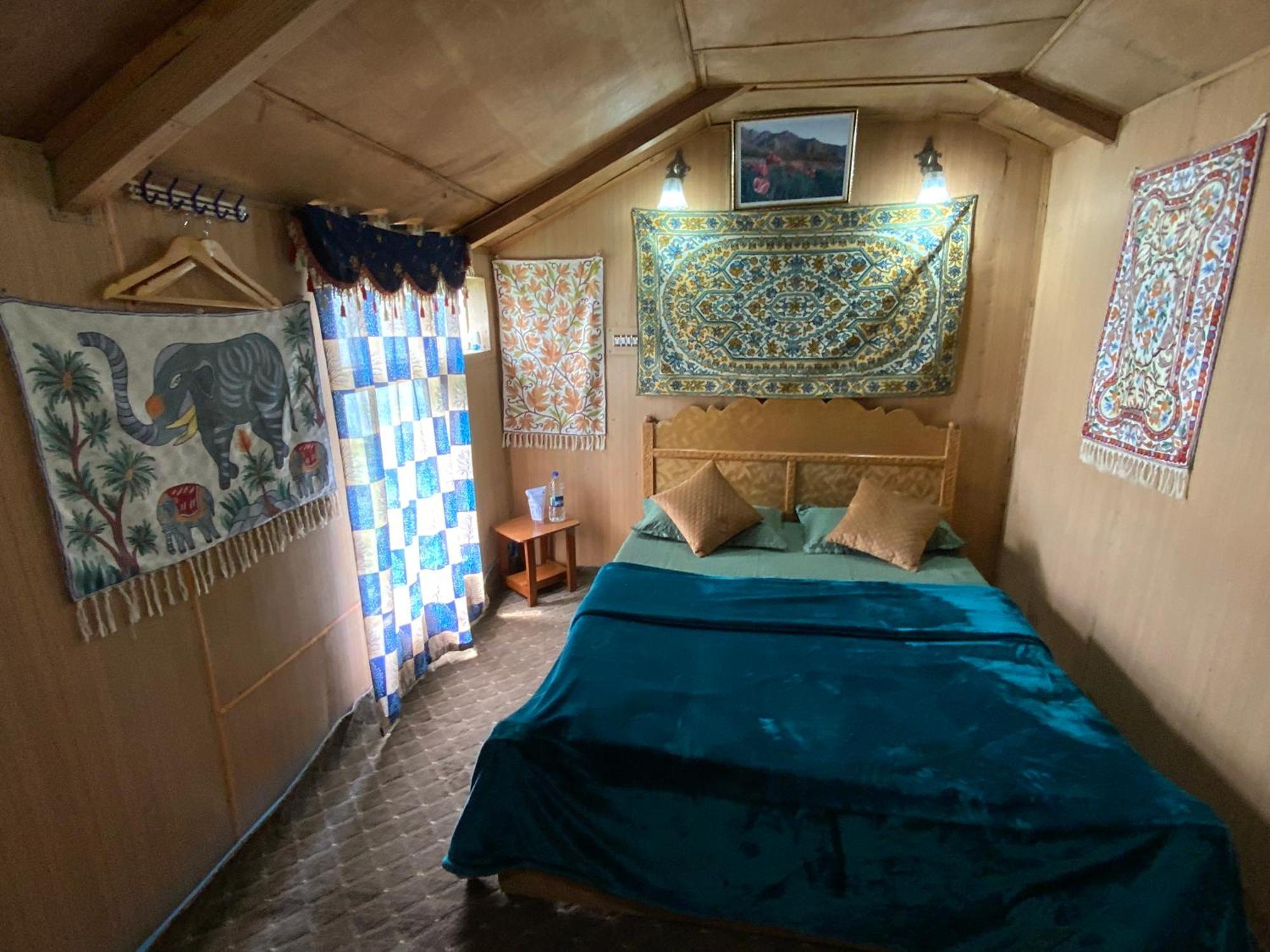 Movie Land Group Of House Boats 4*