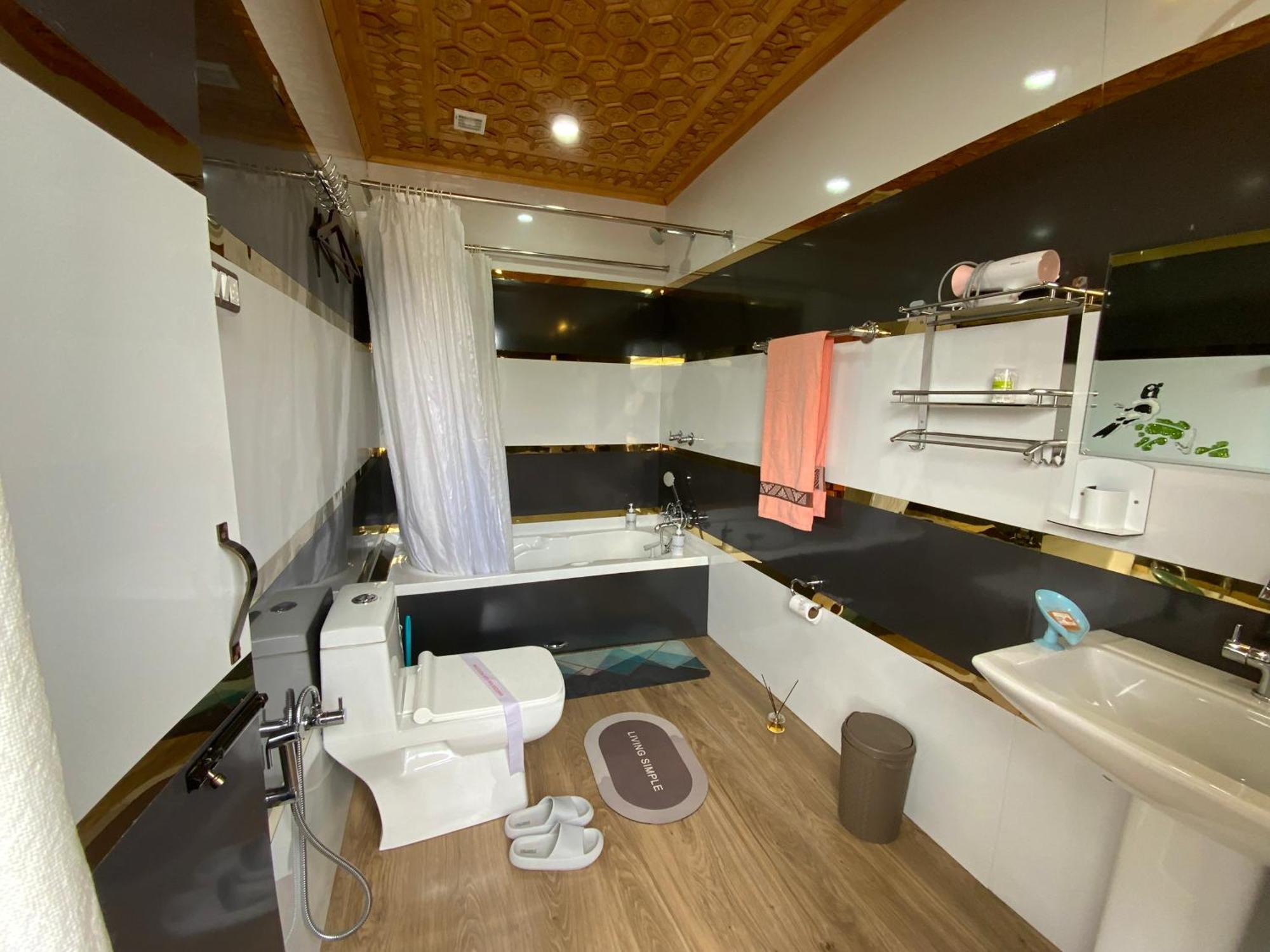 Hotel Movie Land Group Of House Boats