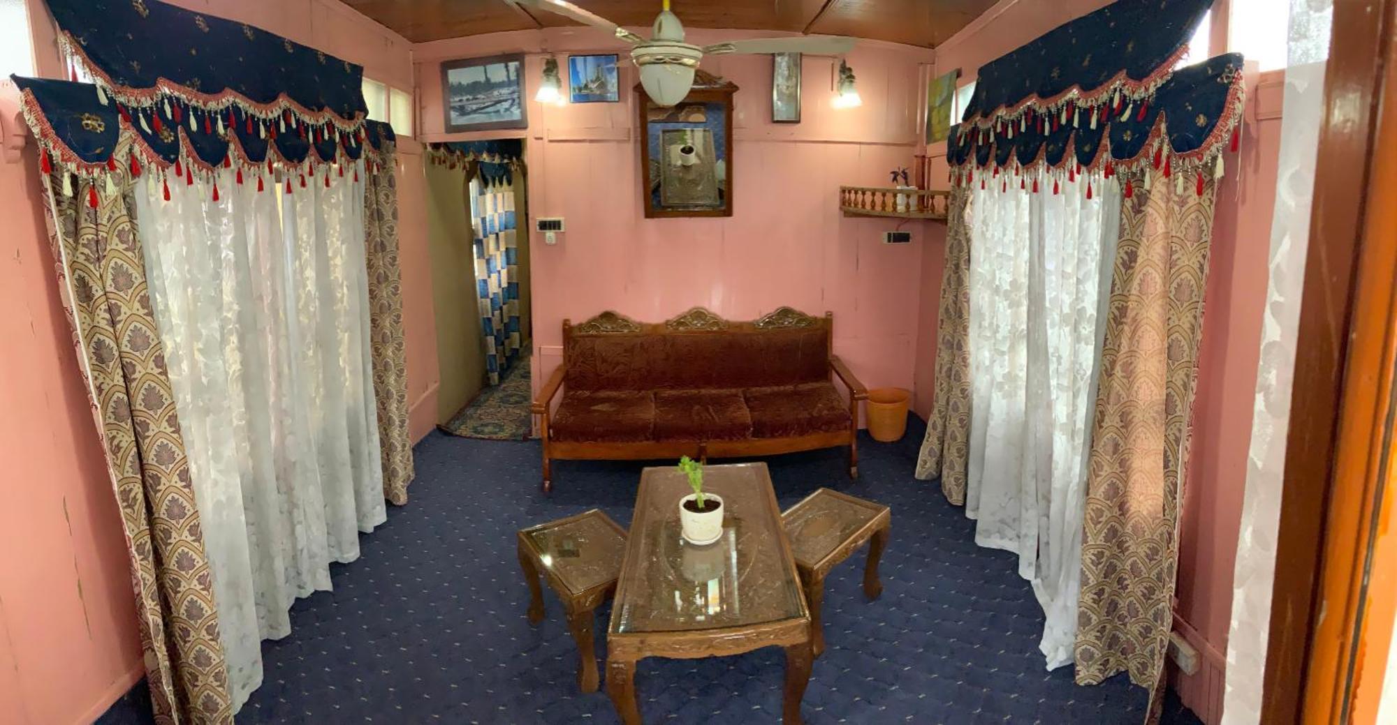 Movie Land Group Of House Boats 4*