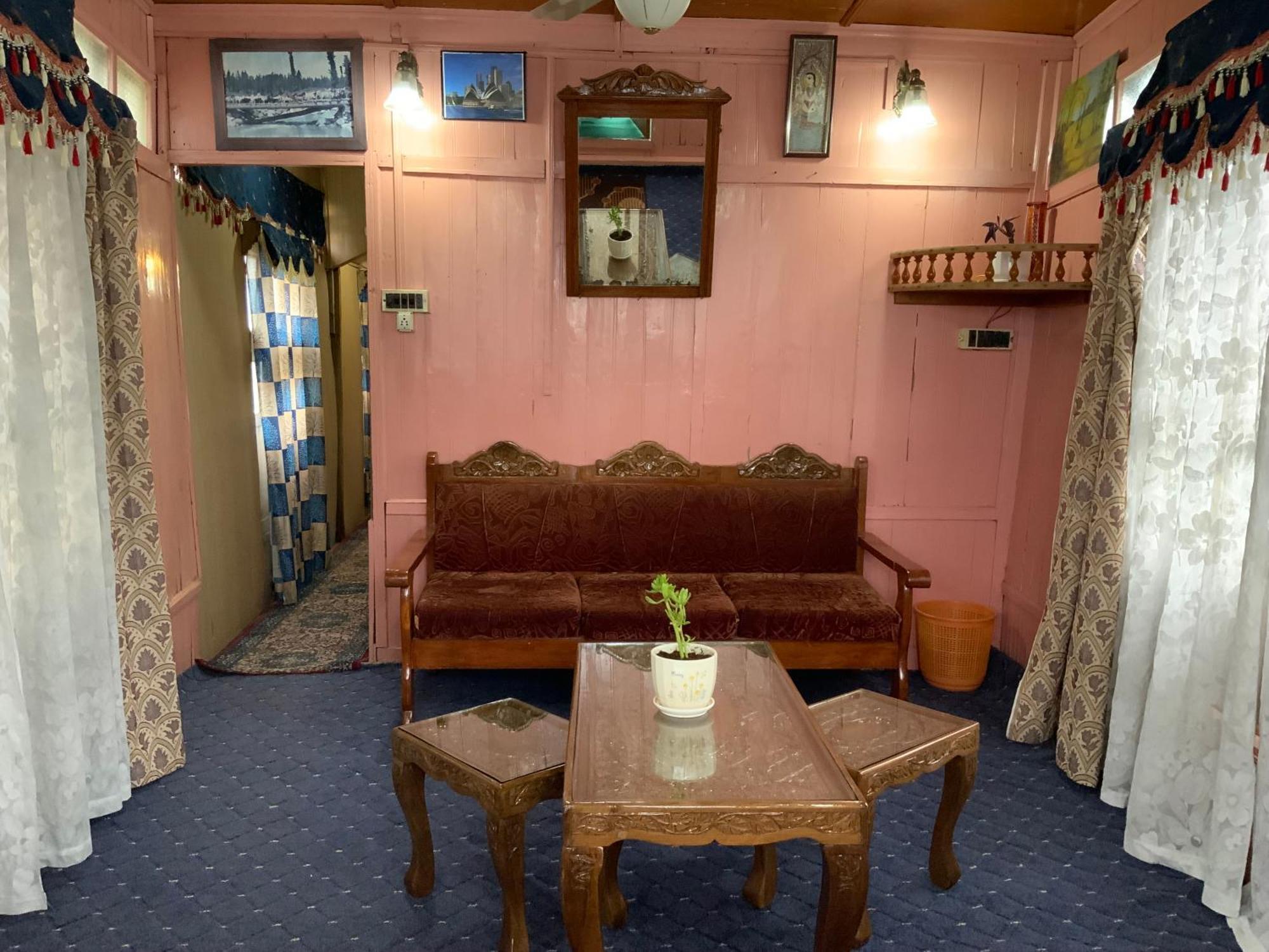 Movie Land Group Of House Boats