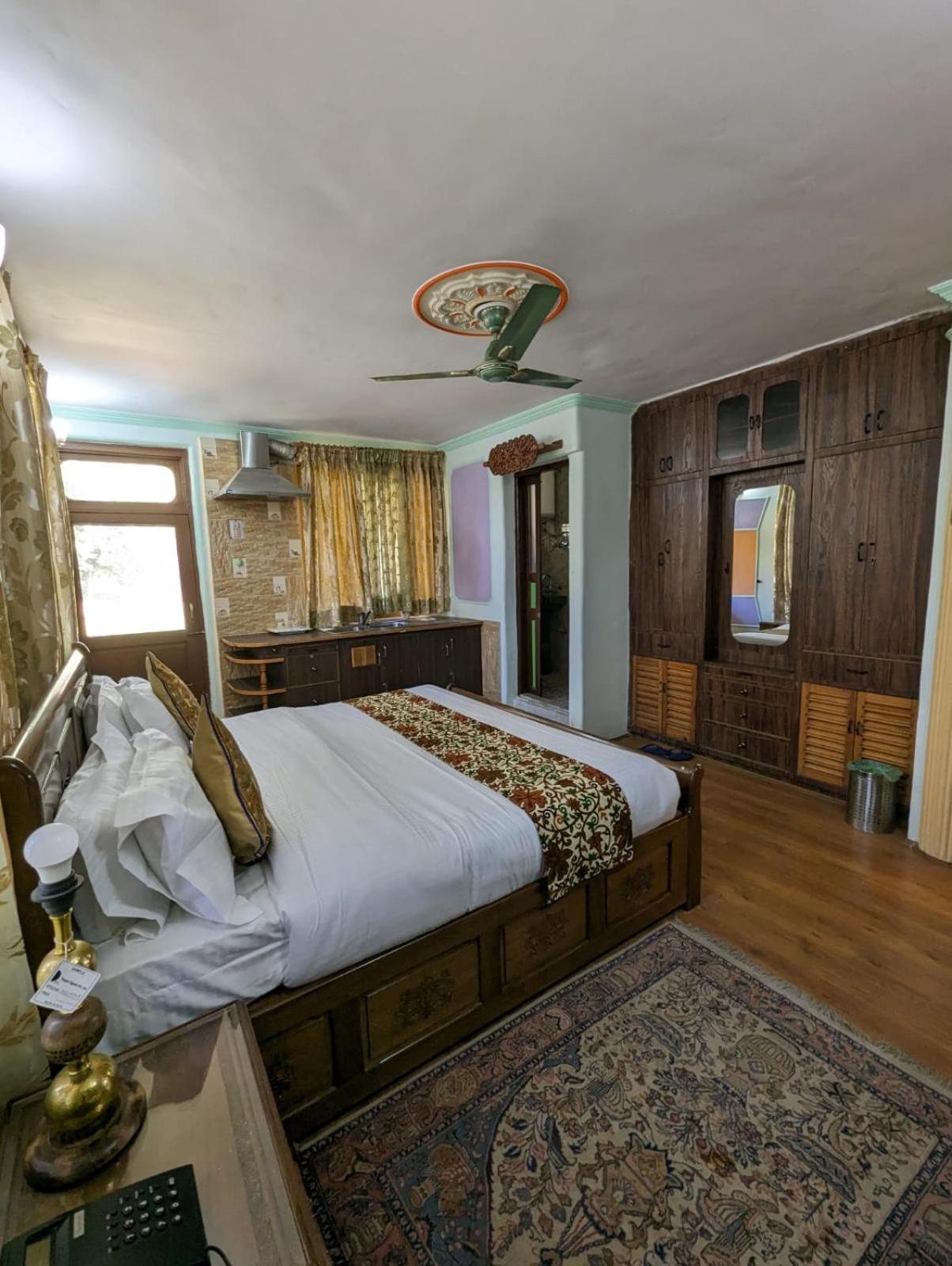 Lamzy Parimahal. Resort Srinagar (Jammu and Kashmir)