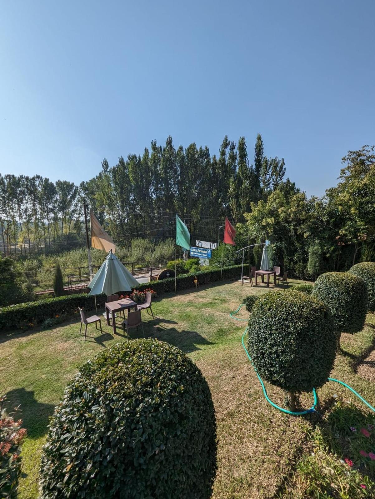 Lamzy Parimahal. * Srinagar (Jammu and Kashmir)