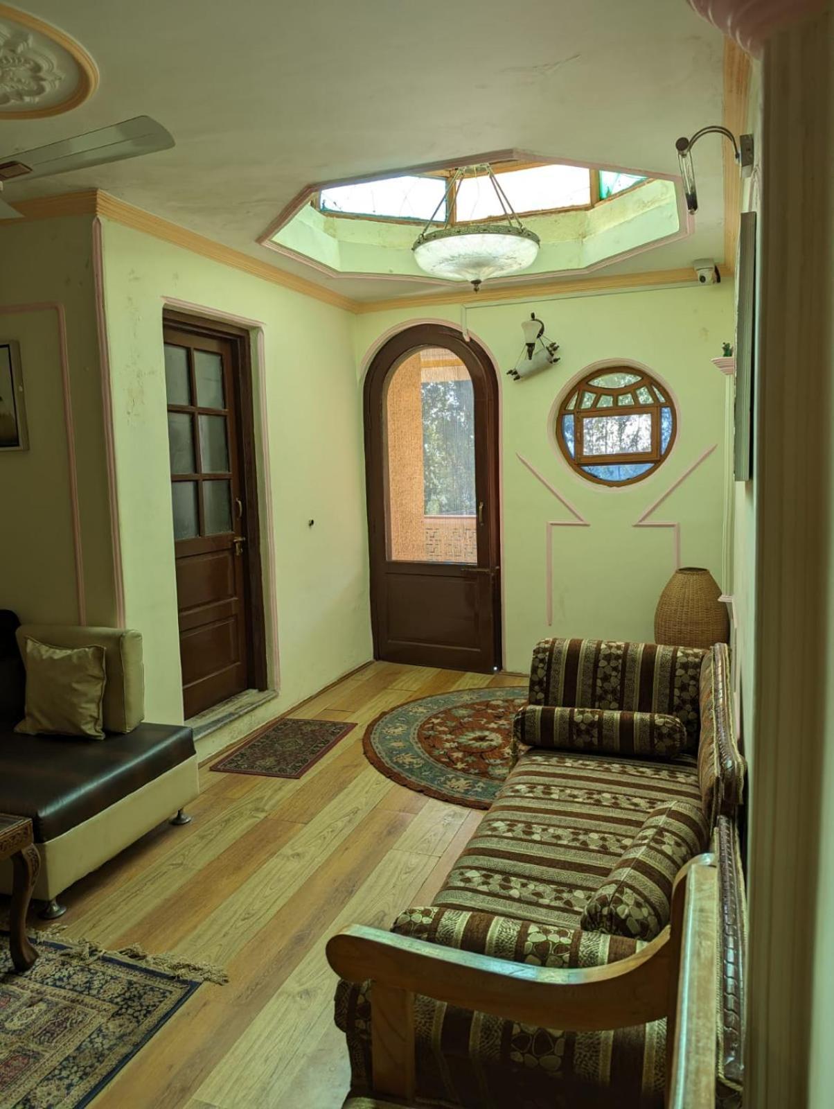 Lamzy Parimahal. Resort