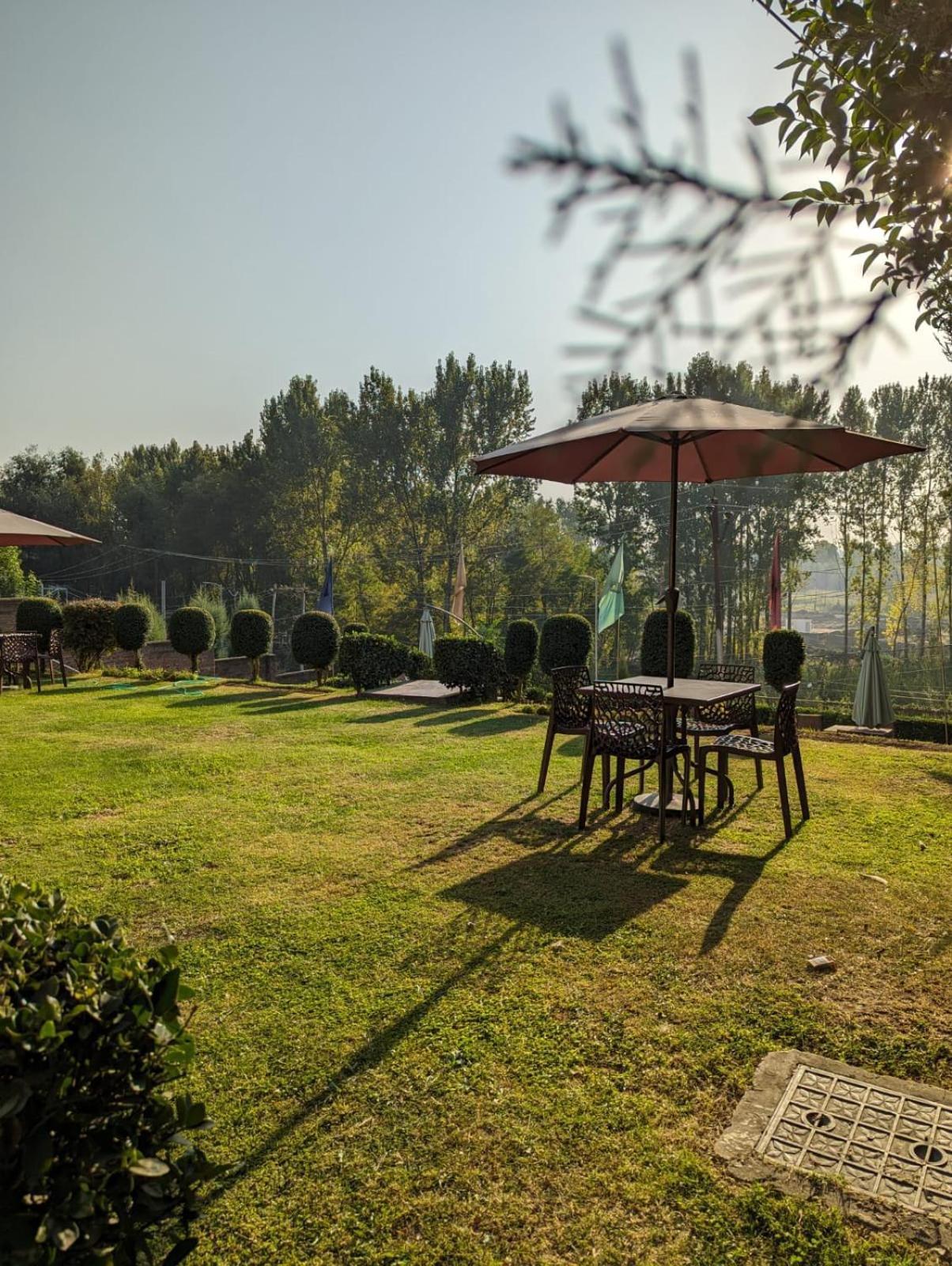 Lamzy Parimahal. * Srinagar (Jammu and Kashmir)
