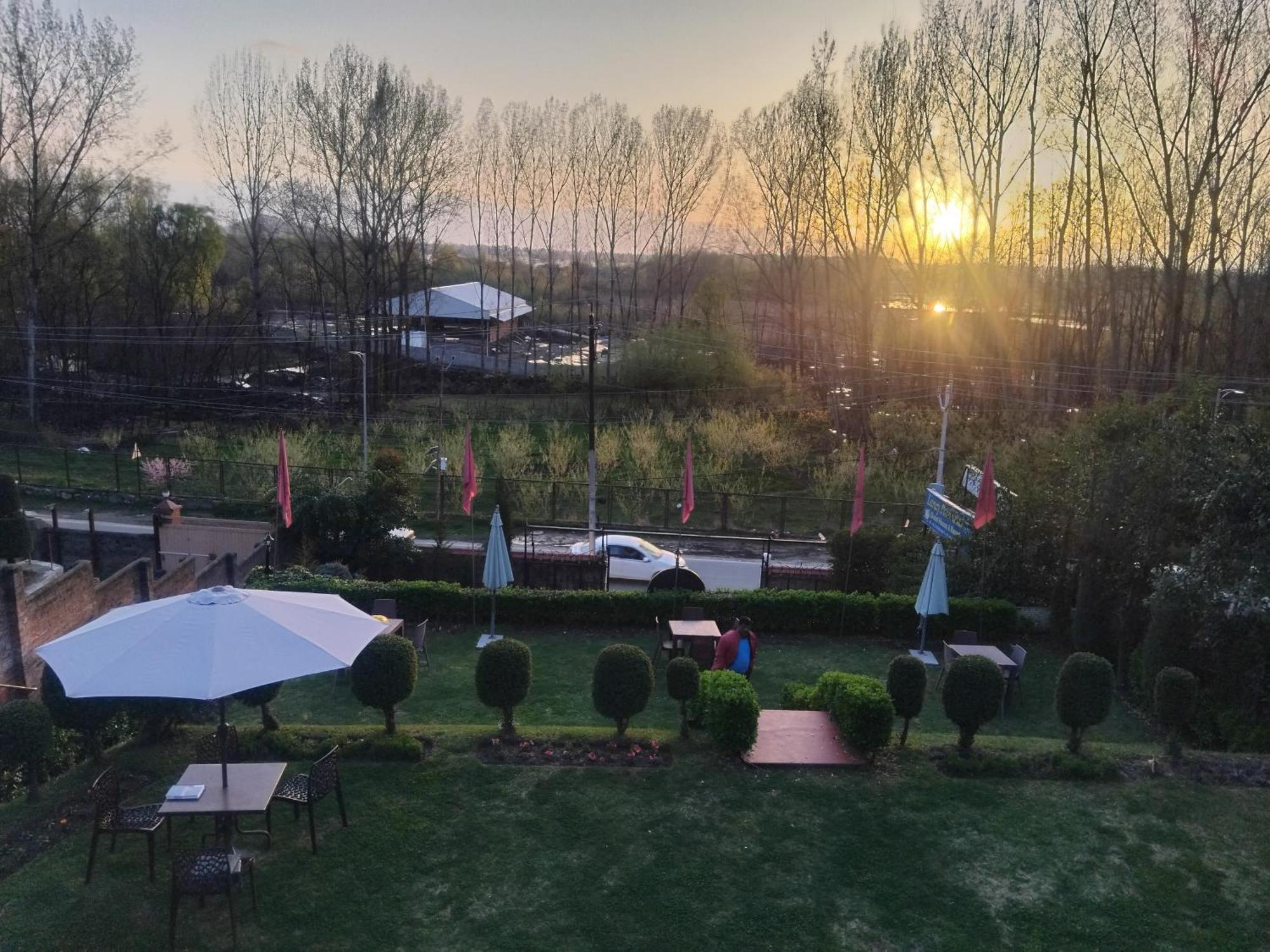 Lamzy Parimahal. Resort
