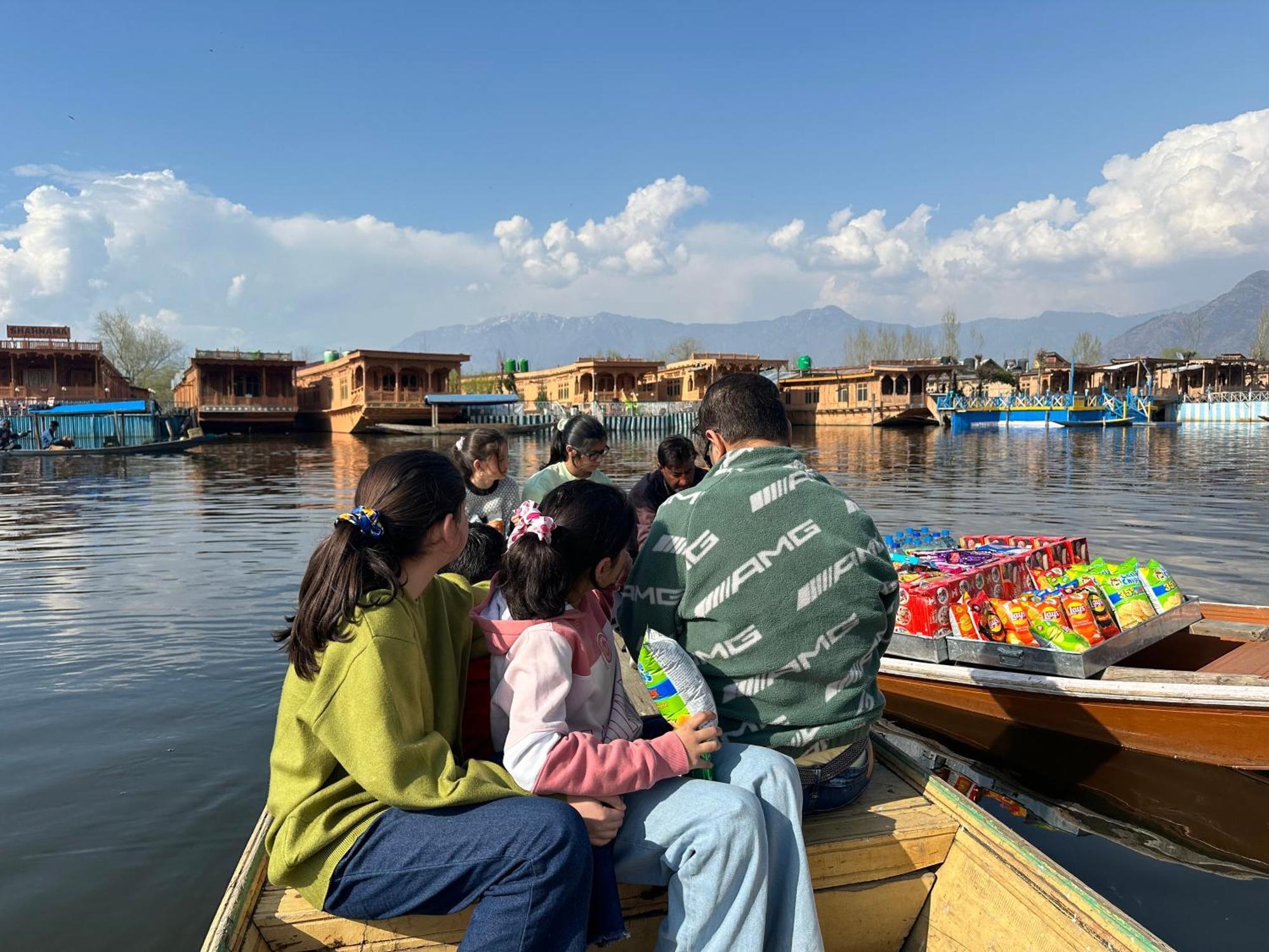 Hotel Movie Land Group Of House Boats