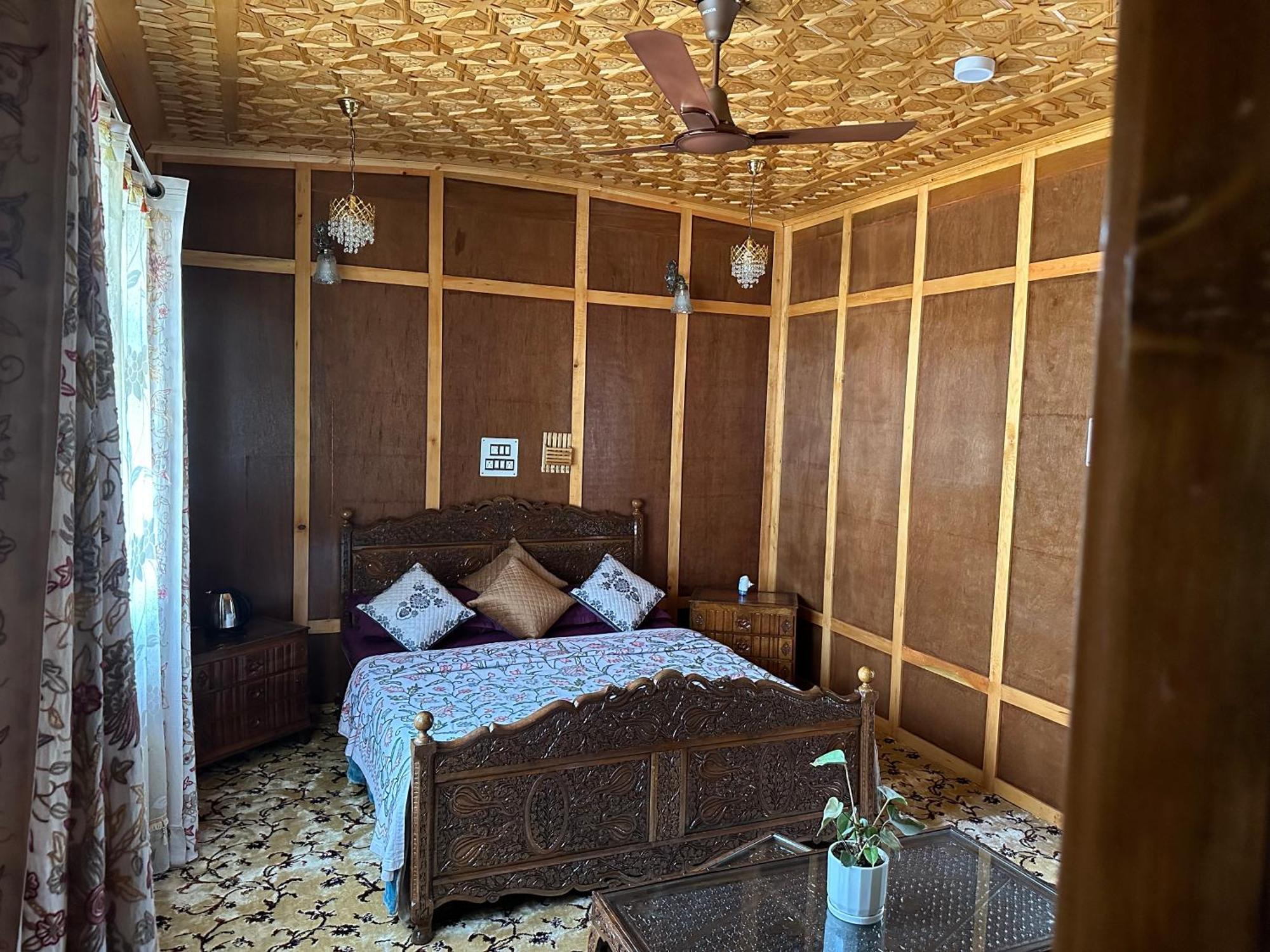 Movie Land Group Of House Boats Hotel Srinagar (Jammu and Kashmir)