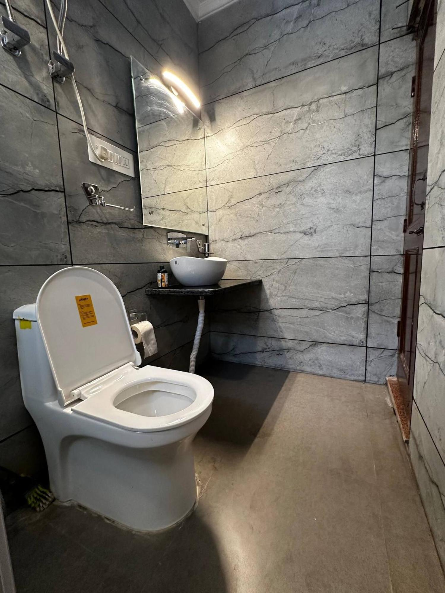 Dilan Residency -5 Bedroom- Centrally Heated * Srinagar (Jammu and Kashmir)