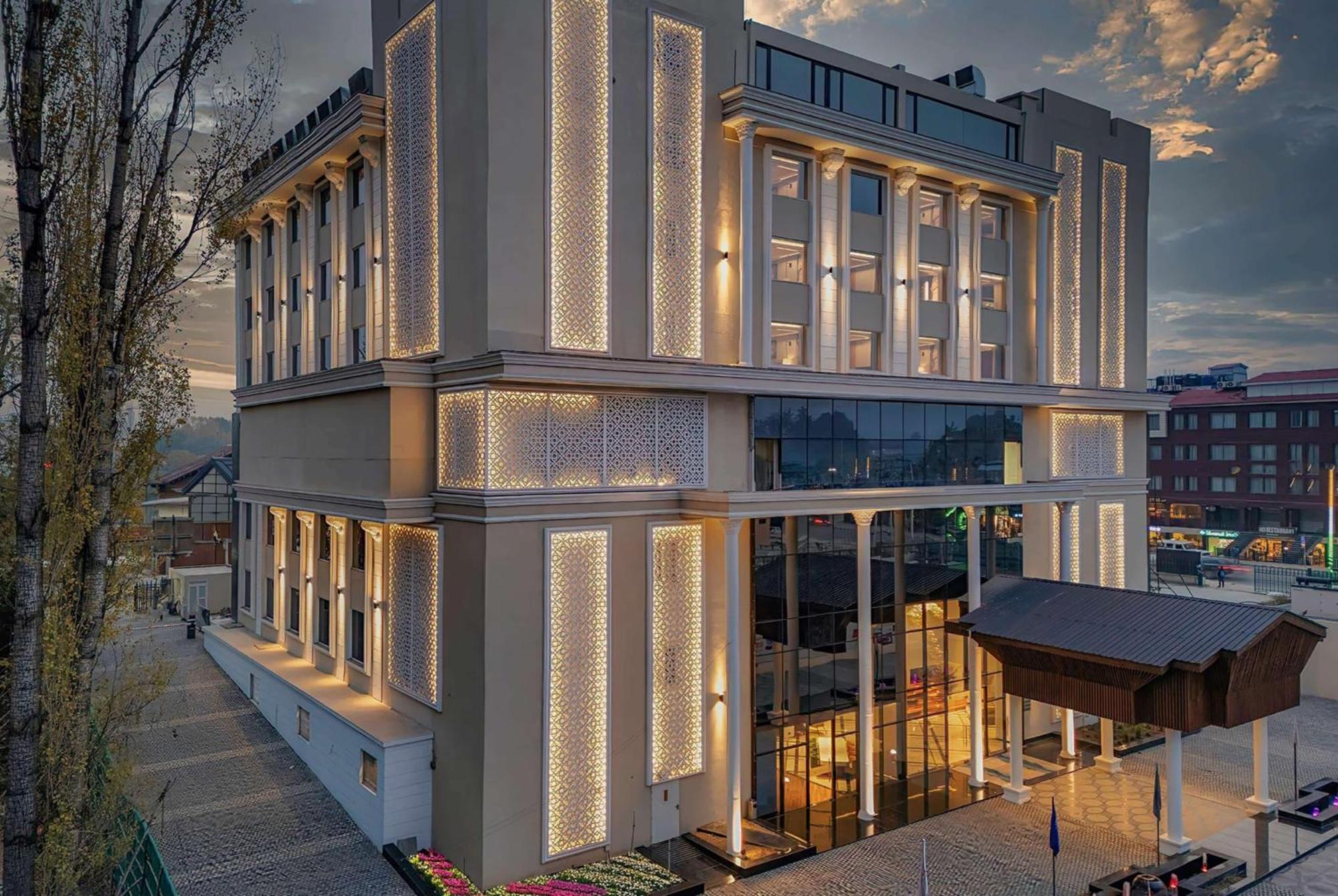 Ramada Encore By Wyndham Rajbagh Hotel *