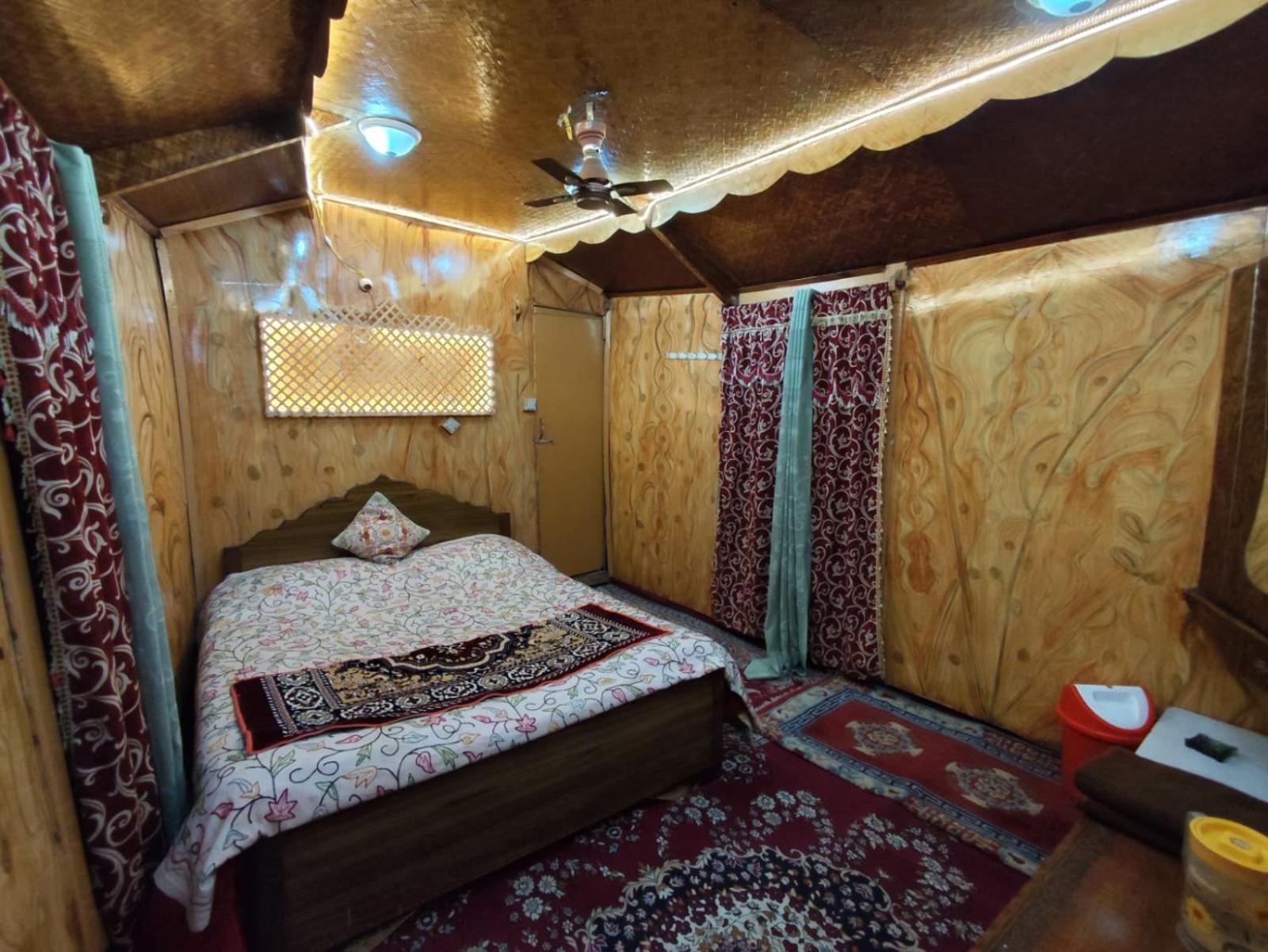 Bed & Breakfast Young Palace Group Of Houseboats