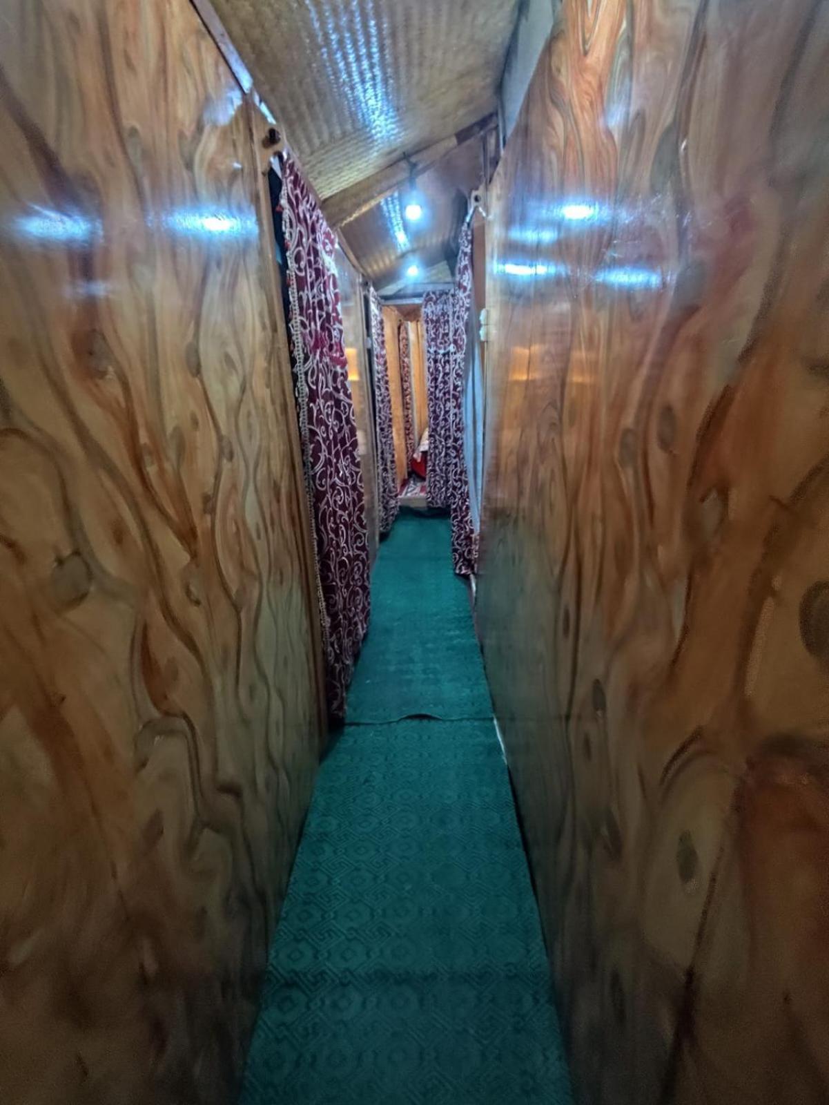 Bed & Breakfast Young Palace Group Of Houseboats Srinagar (Jammu and Kashmir)
