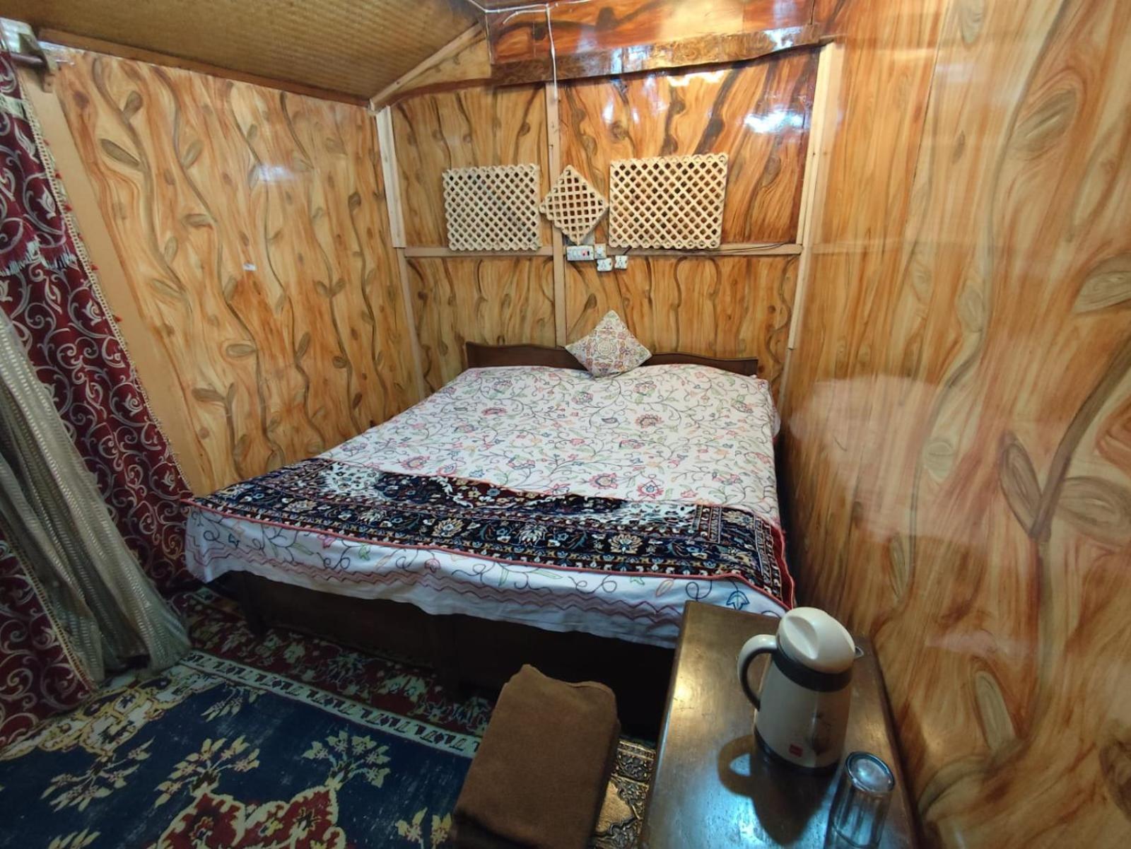 Bed & Breakfast Young Palace Group Of Houseboats Srinagar (Jammu and Kashmir)