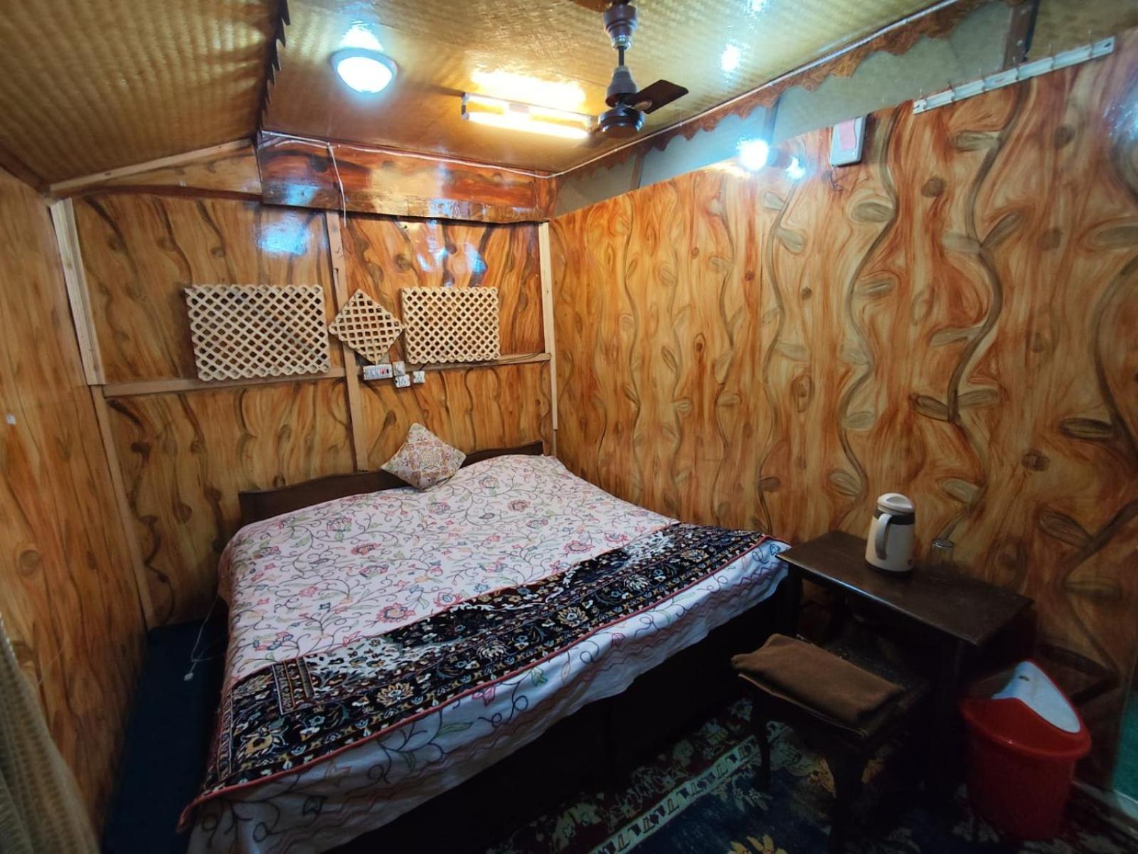 Young Palace Group Of Houseboats * Srinagar (Jammu and Kashmir)