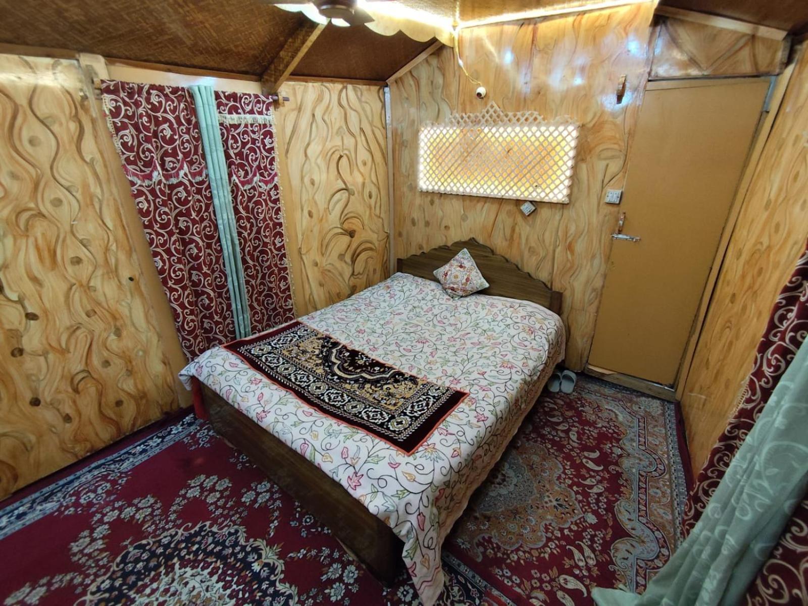 Bed & Breakfast Young Palace Group Of Houseboats