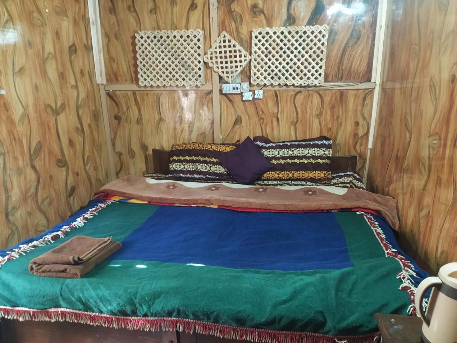 Young Palace Group Of Houseboats * Srinagar (Jammu and Kashmir)