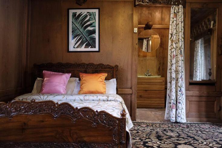 Omar Khayyam Houseboat Retreat And Favela Headrooms