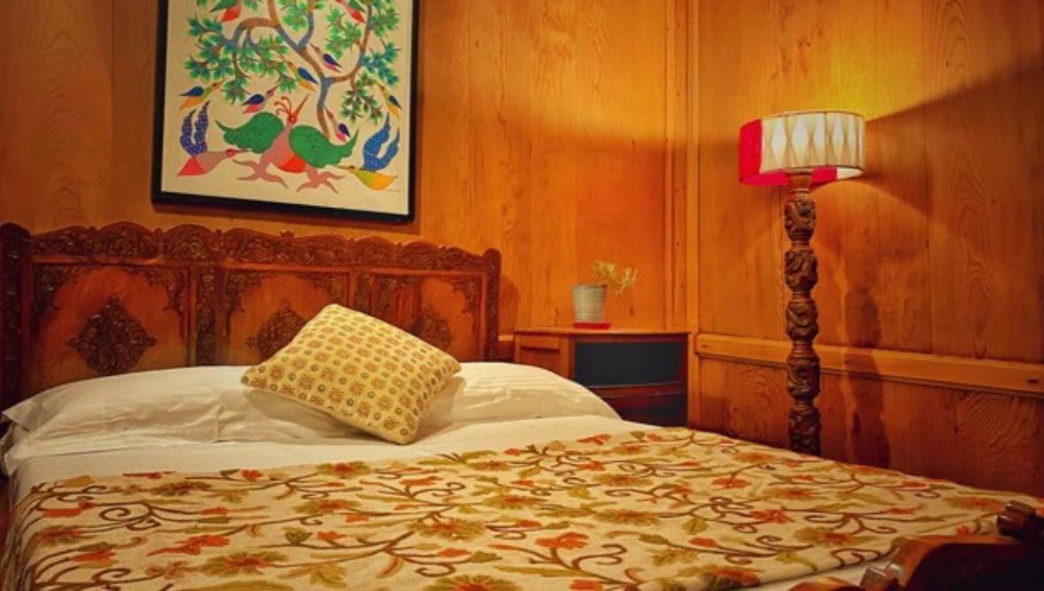 Omar Khayyam Houseboat Retreat And Favela Headrooms 3* Srinagar (Jammu and Kashmir)