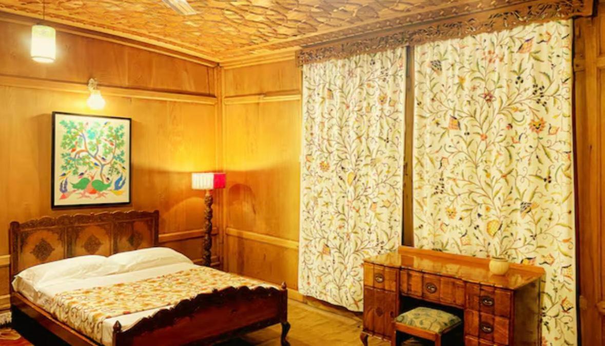 Omar Khayyam Houseboat Retreat And Favela Headrooms Guest house Srinagar (Jammu and Kashmir)