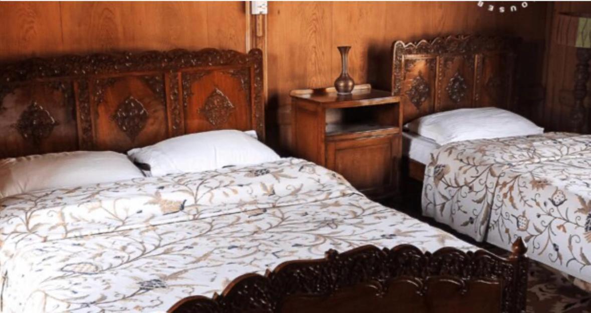 Omar Khayyam Houseboat Retreat And Favela Headrooms