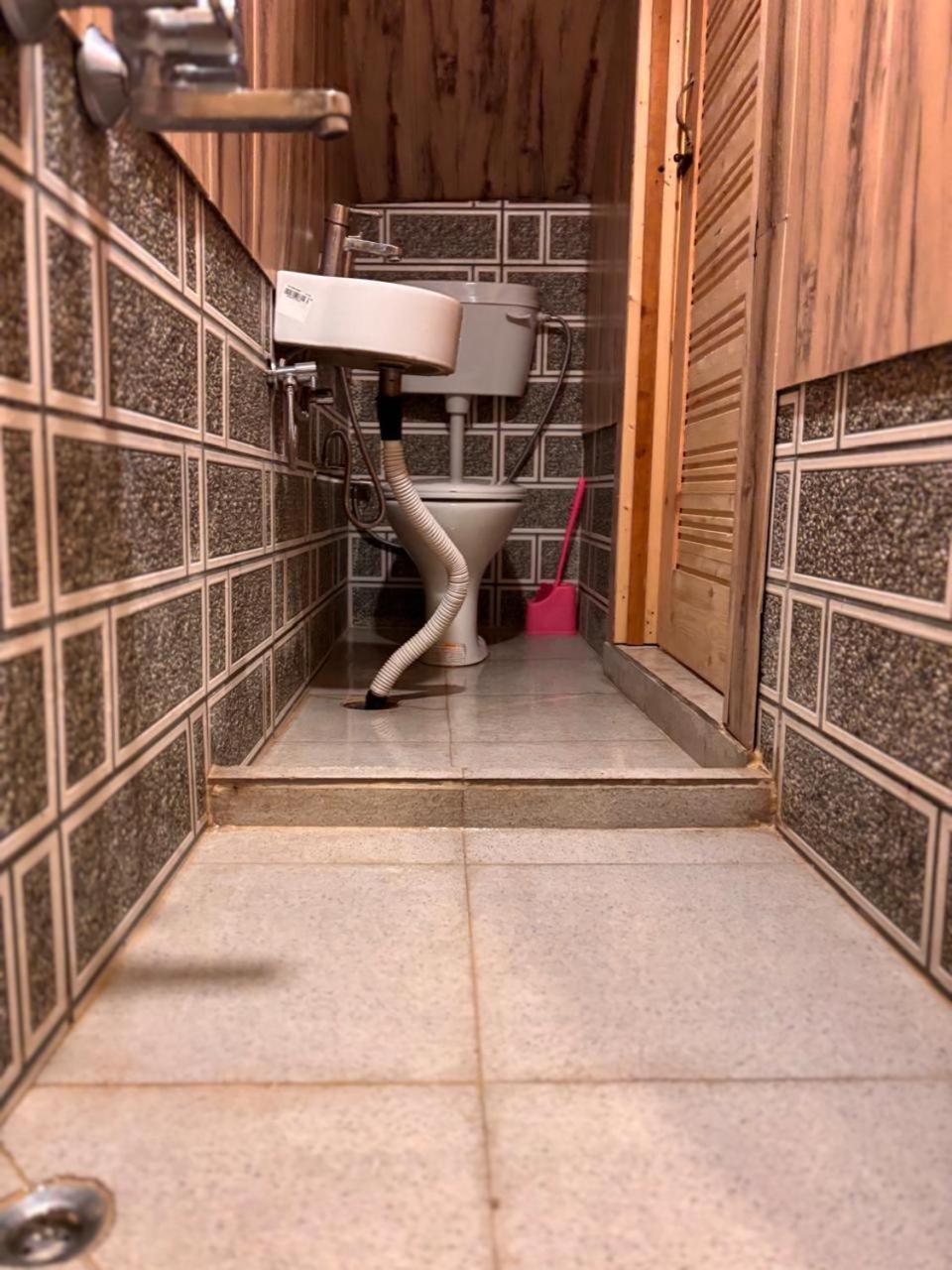 Omar Khayyam Houseboat Retreat And Favela Headrooms Guest house