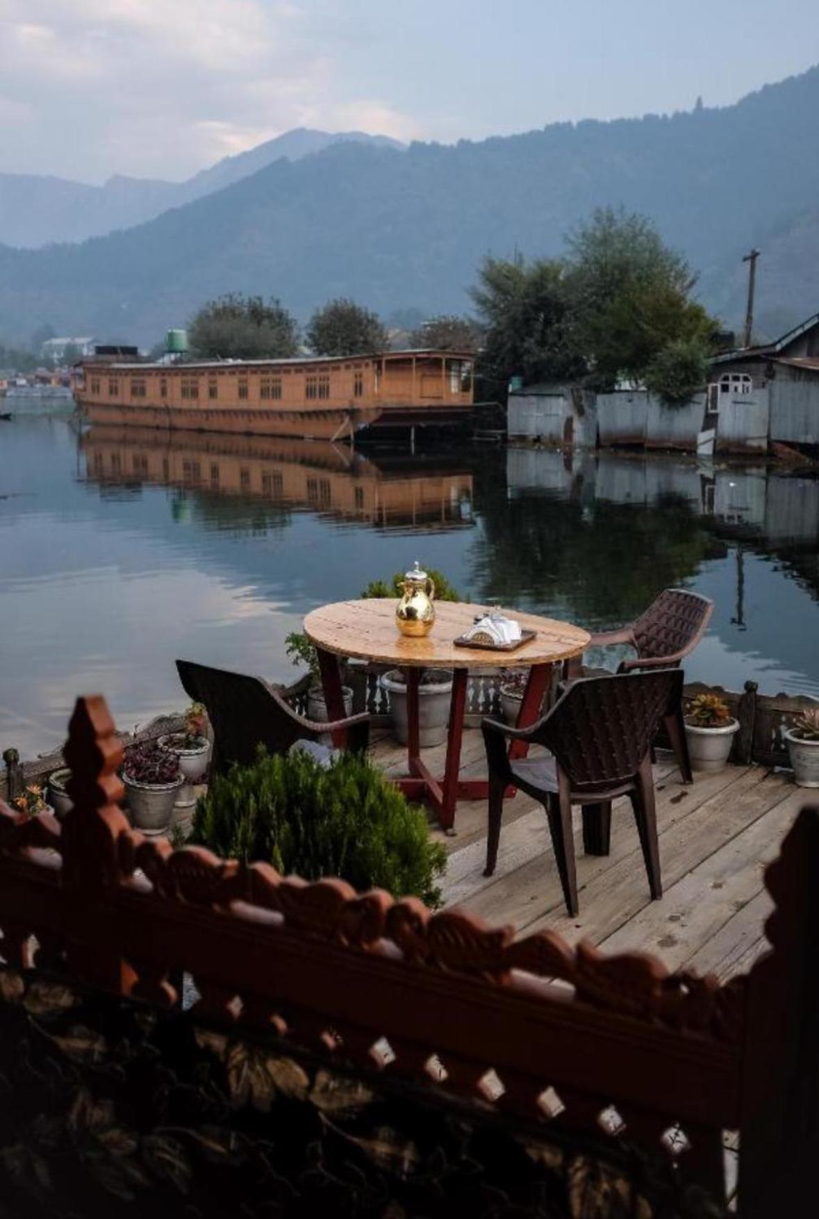 Omar Khayyam Houseboat Retreat And Favela Headrooms 3*