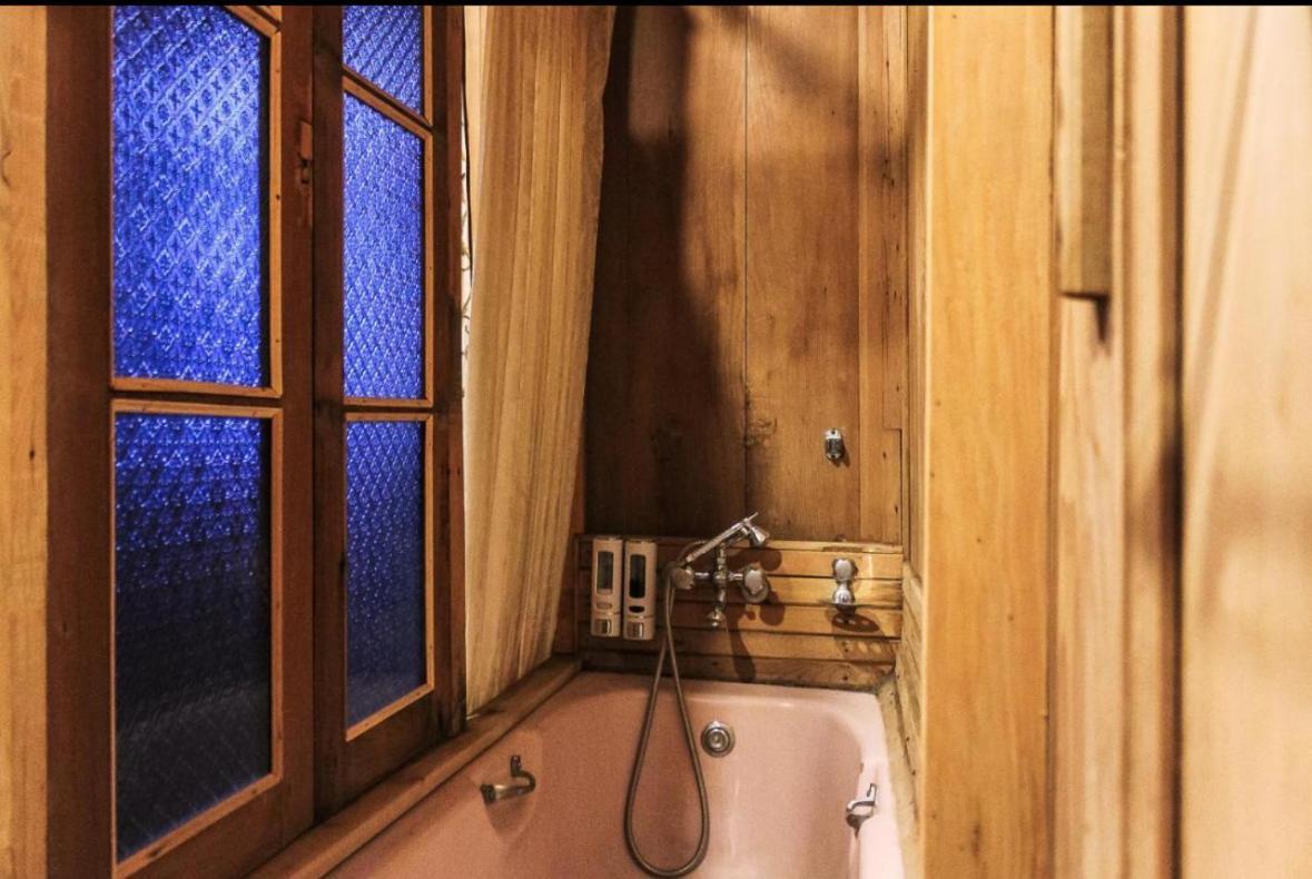 Omar Khayyam Houseboat Retreat And Favela Headrooms 3*