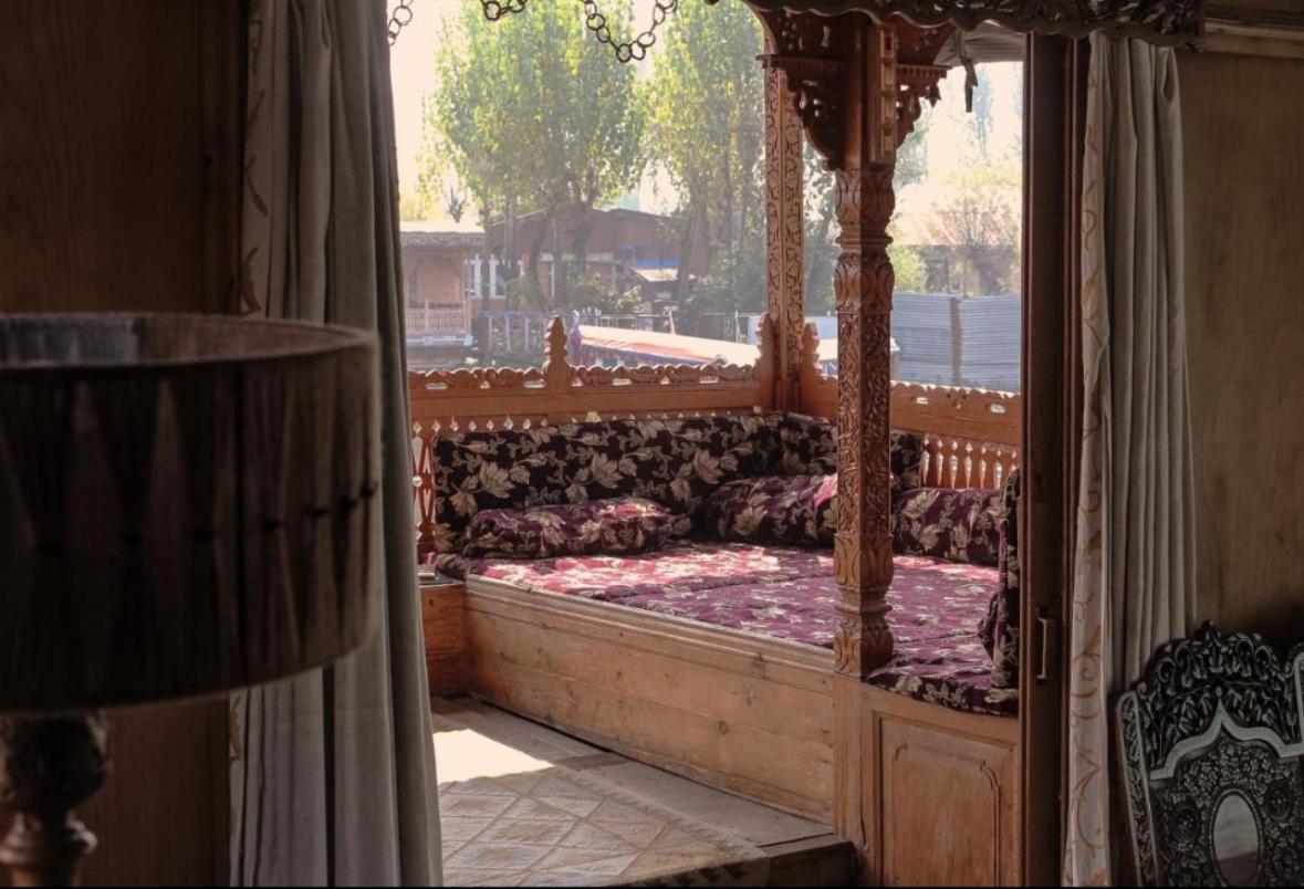 Omar Khayyam Houseboat Retreat And Favela Headrooms