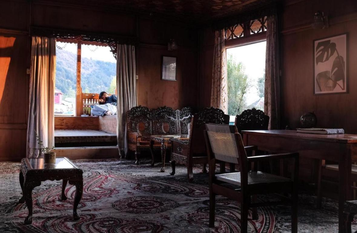 Omar Khayyam Houseboat Retreat And Favela Headrooms Guest house