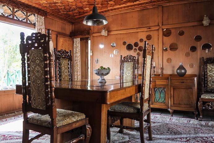 Guest house Omar Khayyam Houseboat Retreat And Favela Headrooms Srinagar (Jammu and Kashmir)