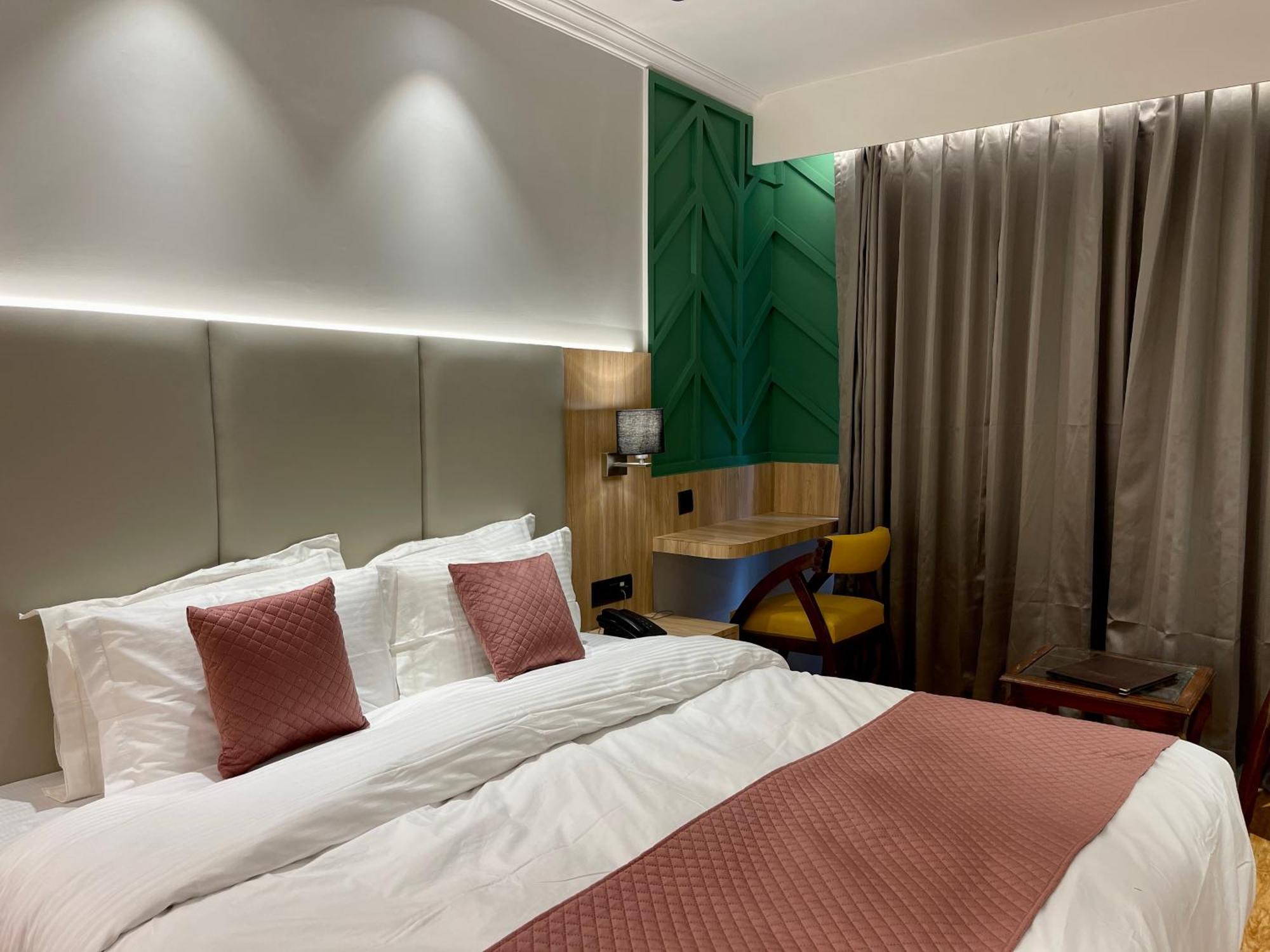 New Park Hotel Srinagar (Jammu and Kashmir)