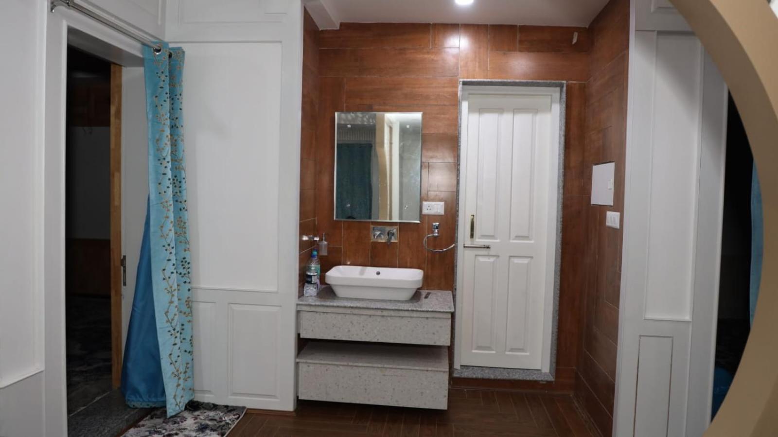 Abi Star Srinagar (Jammu and Kashmir)